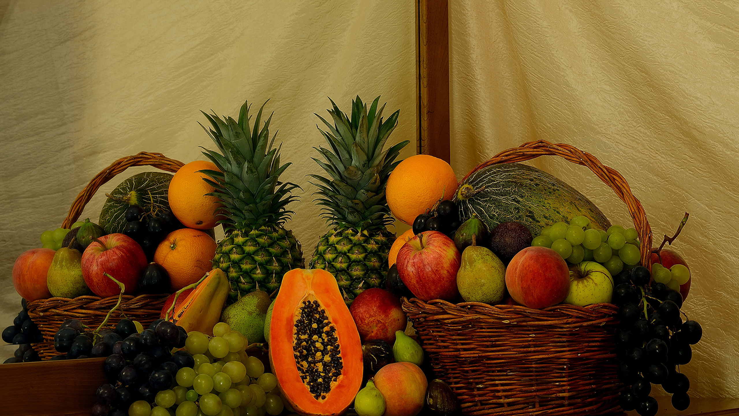 壁紙 2560x1440 桃 りんご 梨 オレンジ ブドウ パイナップル カボチャ 果物 静物画 籠 食品 ダウンロード 写真