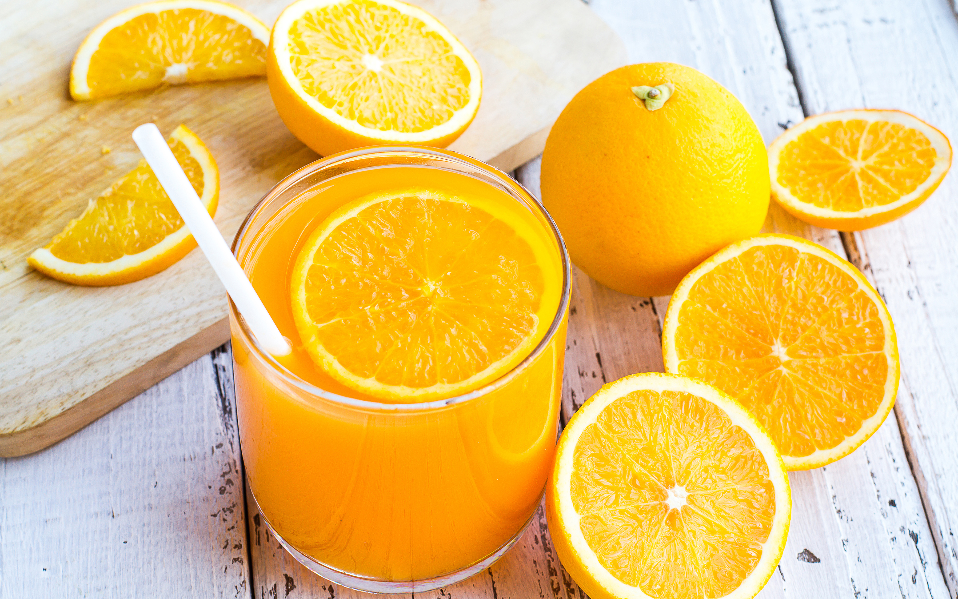 Сок на тощак. Апельсины и апельсиновый сок. Свежевыжатый апельсиновый сок. Апельсины для сока. Желтый апельсин.