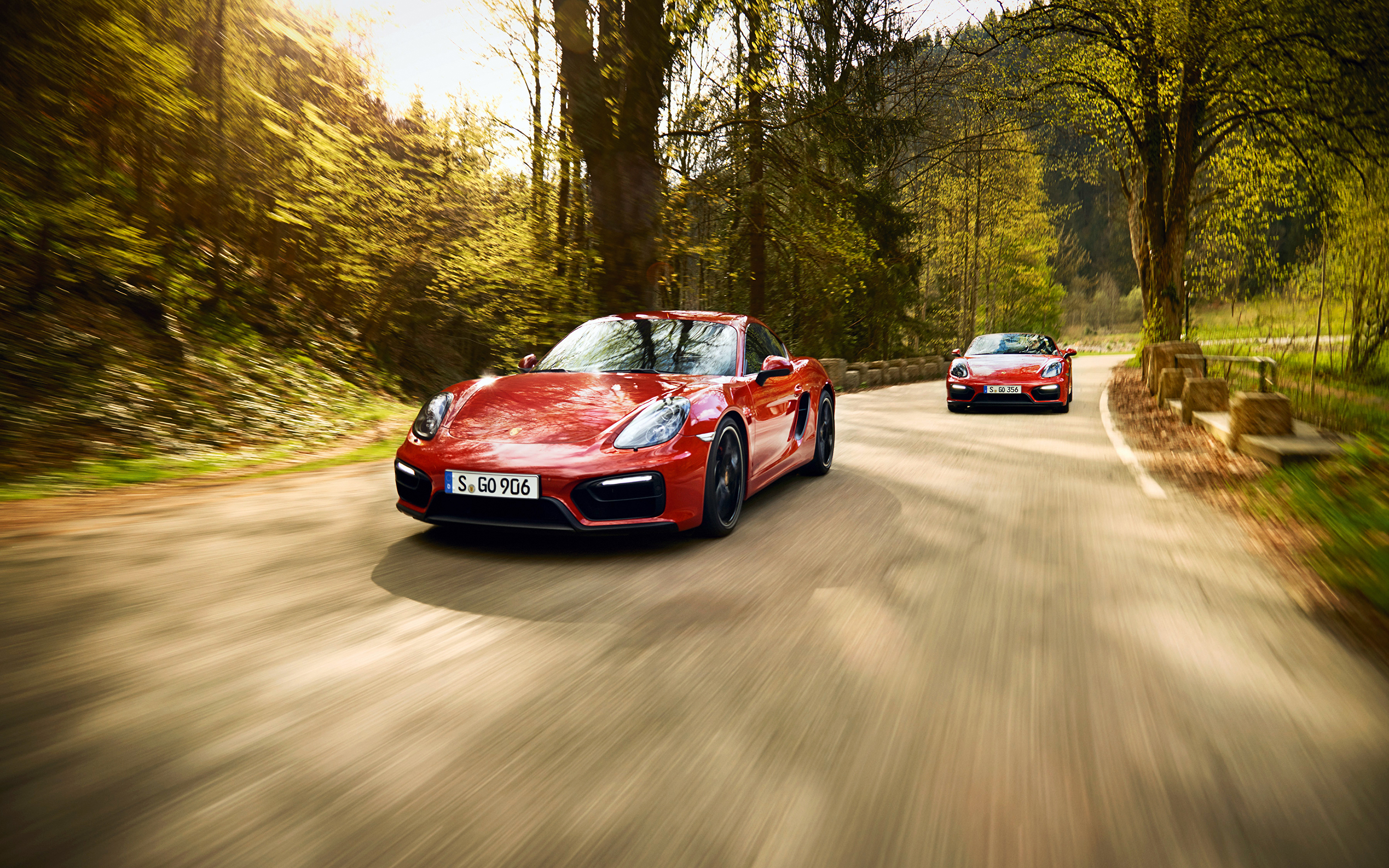 Картина 4 машина. 911 Carrera 4 GTS. Автомобиль на фоне природы. Красная машина на дороге. Машина в движении.