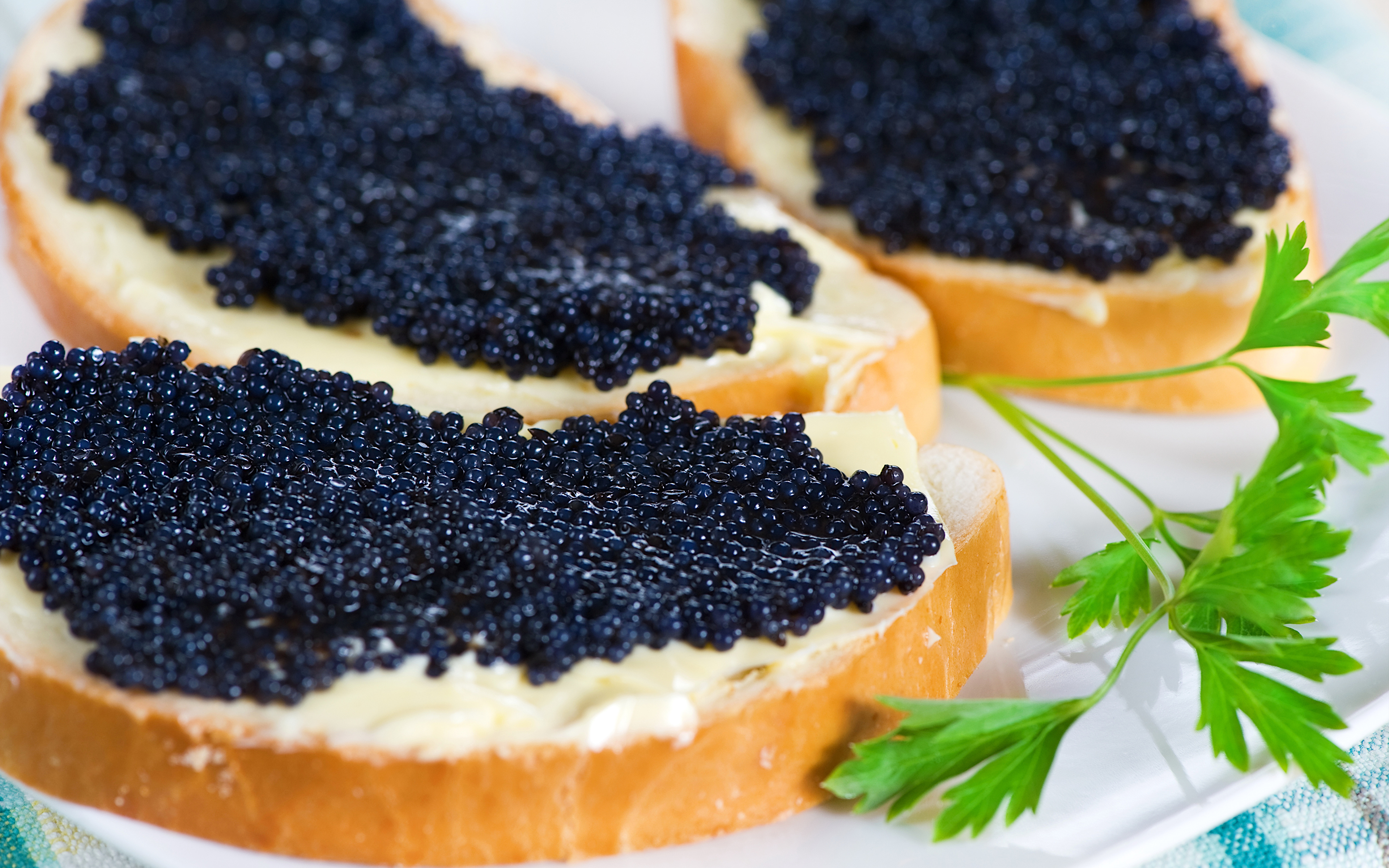 Caviar. Черная икра Black Caviar. Бутерброды с черной икрой. Красивые бутерброды с икрой. Бутерброды с красной и черной икрой.