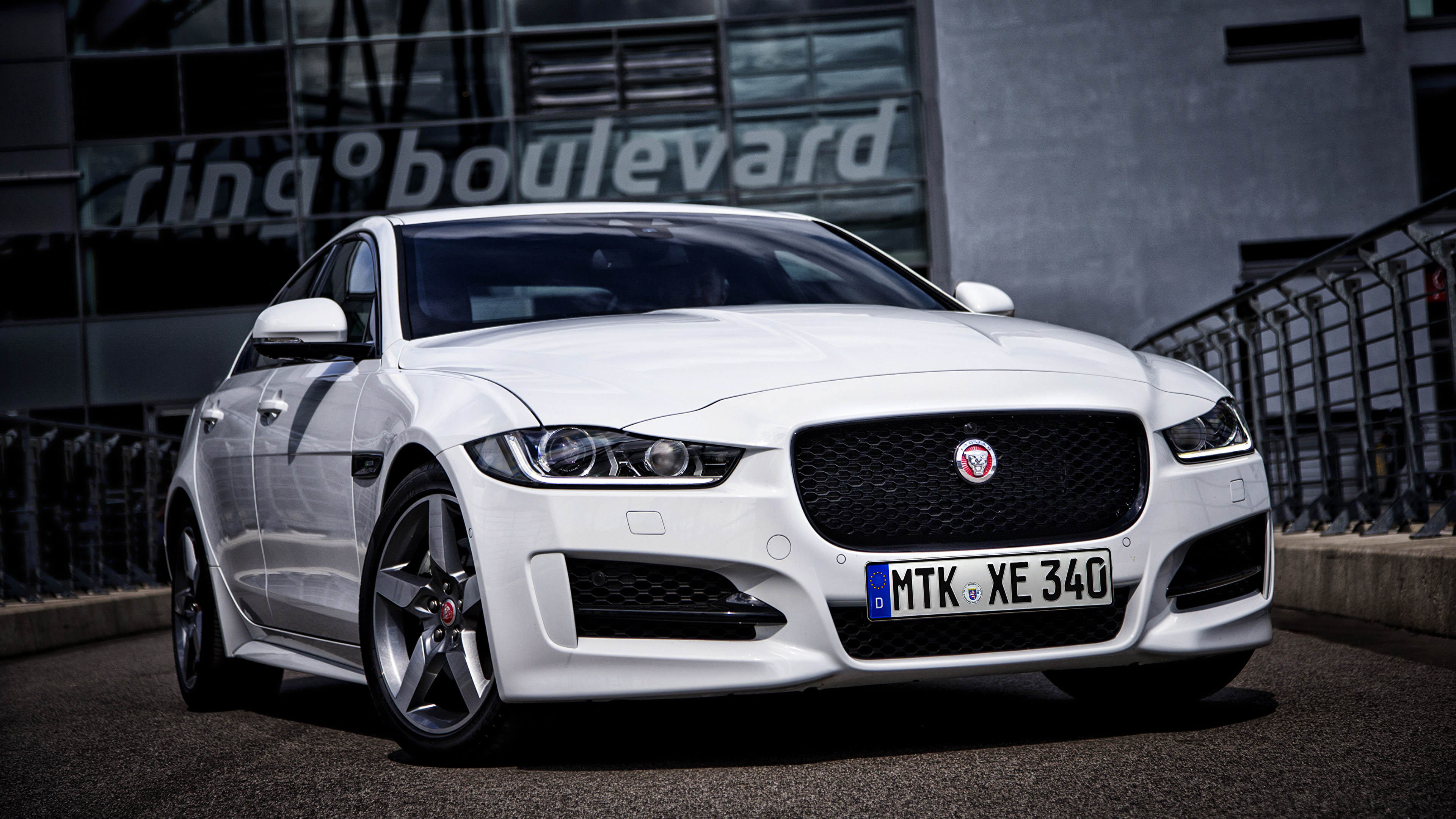 Фото Jaguar 2015 XE R Sport белые Спереди автомобиль 3840x2160