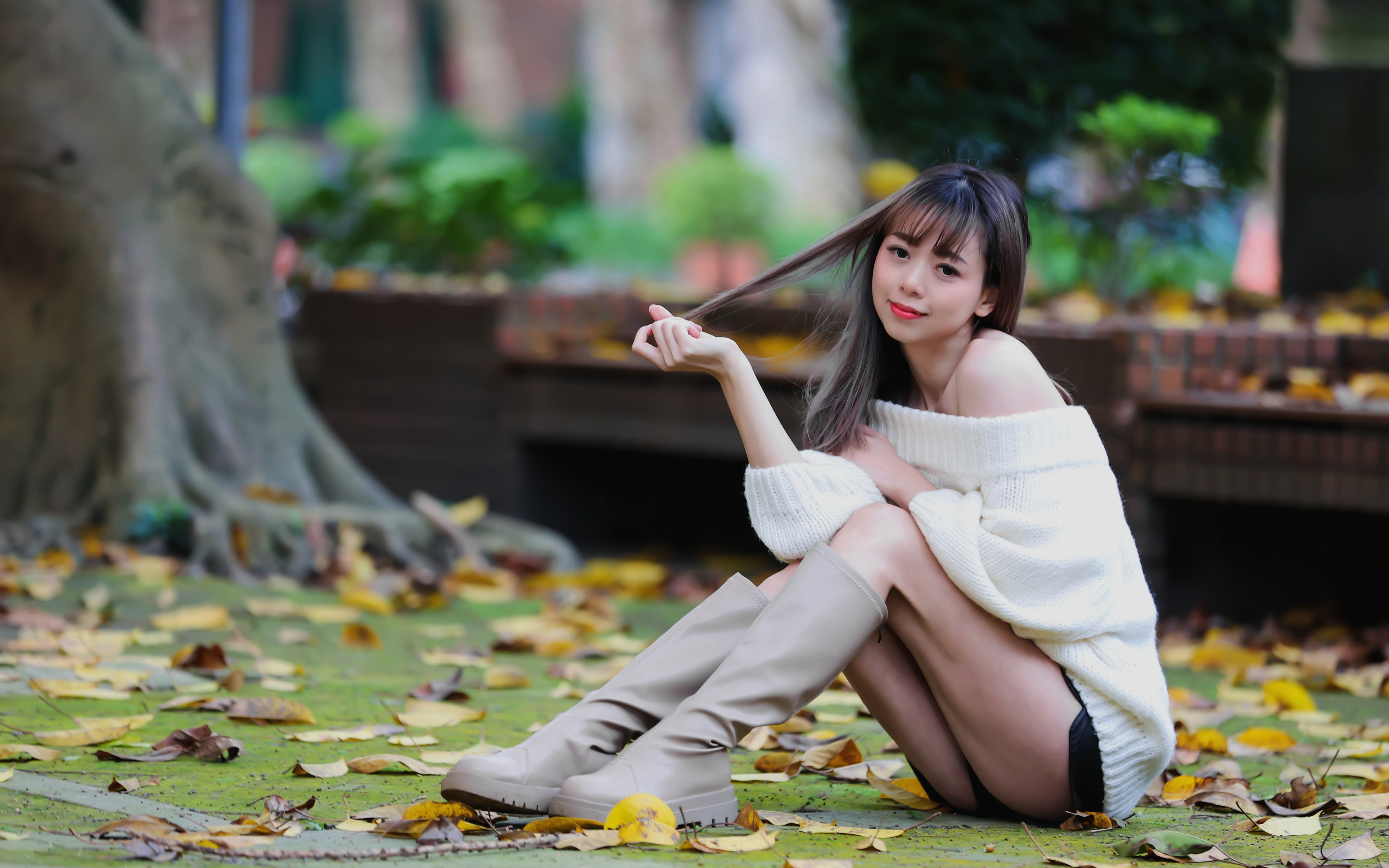 Bilder Stiefel posiert Mädchens Bein Asiatische Sweatshirt sitzt 3840x2400 Pose junge frau junge Frauen Asiaten asiatisches sitzen Sitzend