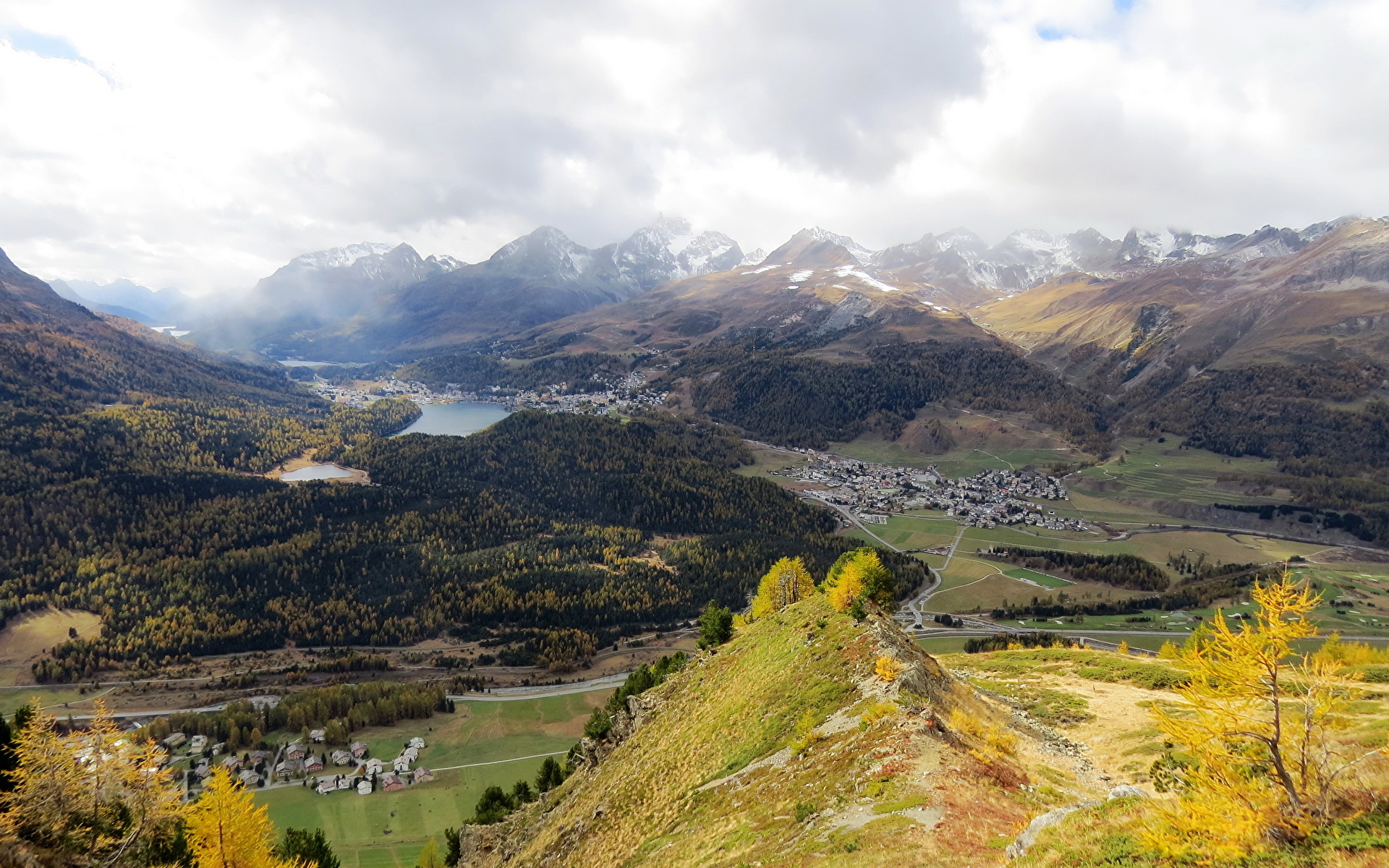 zdjęcie Szwajcaria Kanton Graubuenden góra przyroda Lasy pejzaż pole rolnicze budynki 1920x1200 Góry Natura las Krajobraz Pole rolnictwo Domy budynek