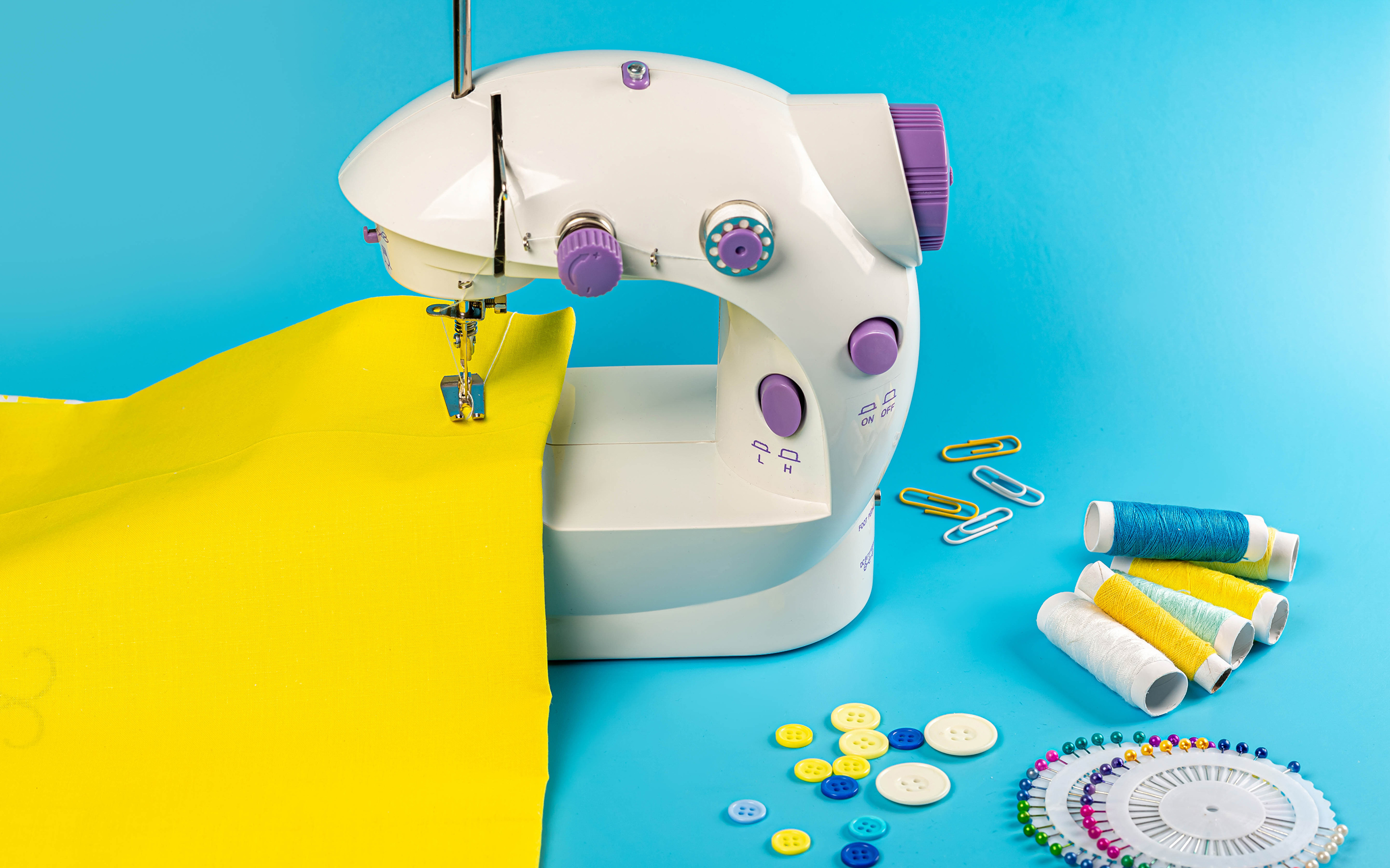 Fotos von Webstoff Nähgarn Sewing machine Farbigen hintergrund 3840x2400 Gewebe Stoff