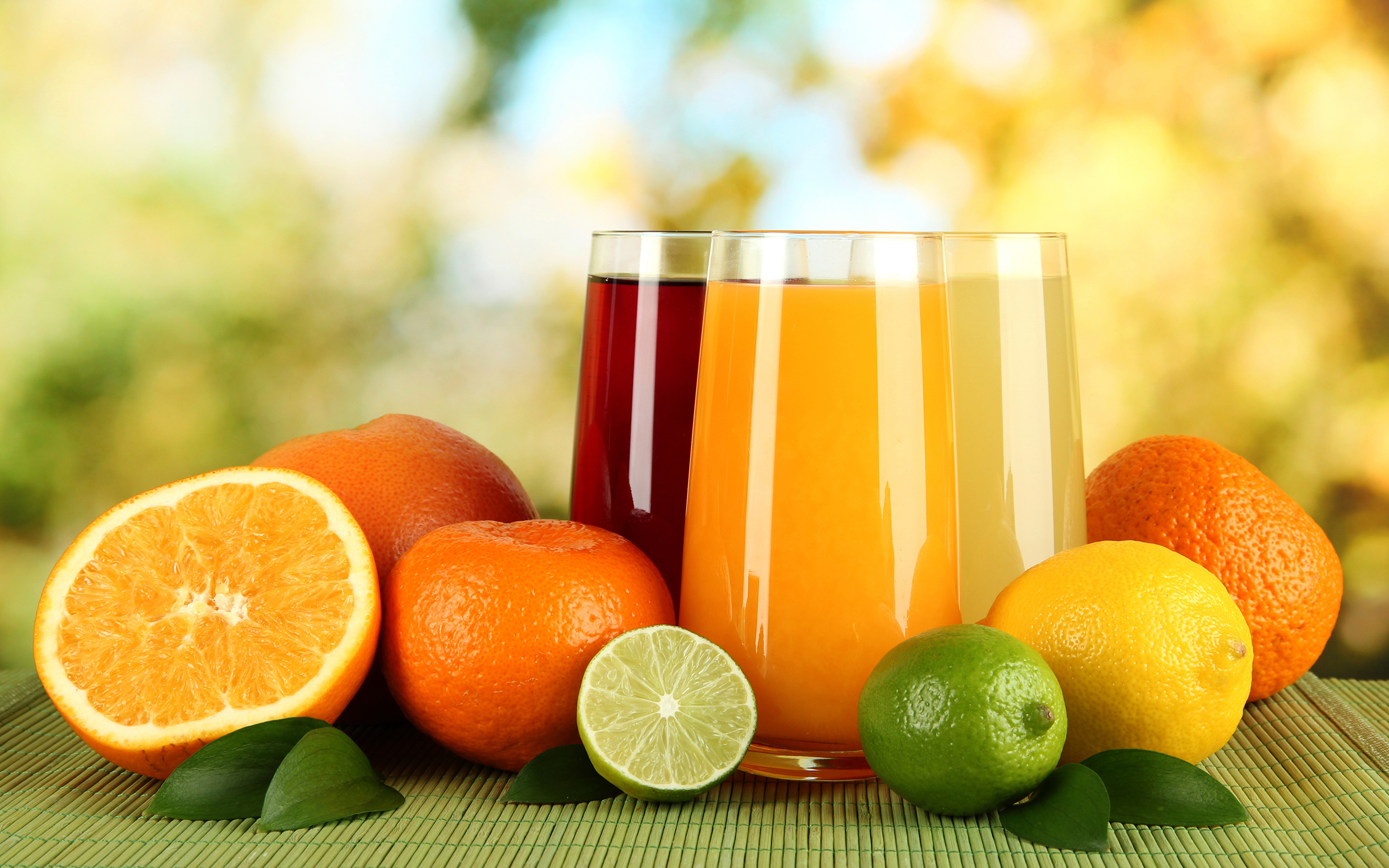 Свежевыжатые соки для организма. Сок апельсин лайм. Свежевыжатый сок. Фруктовый сок. Апельсины для сока.