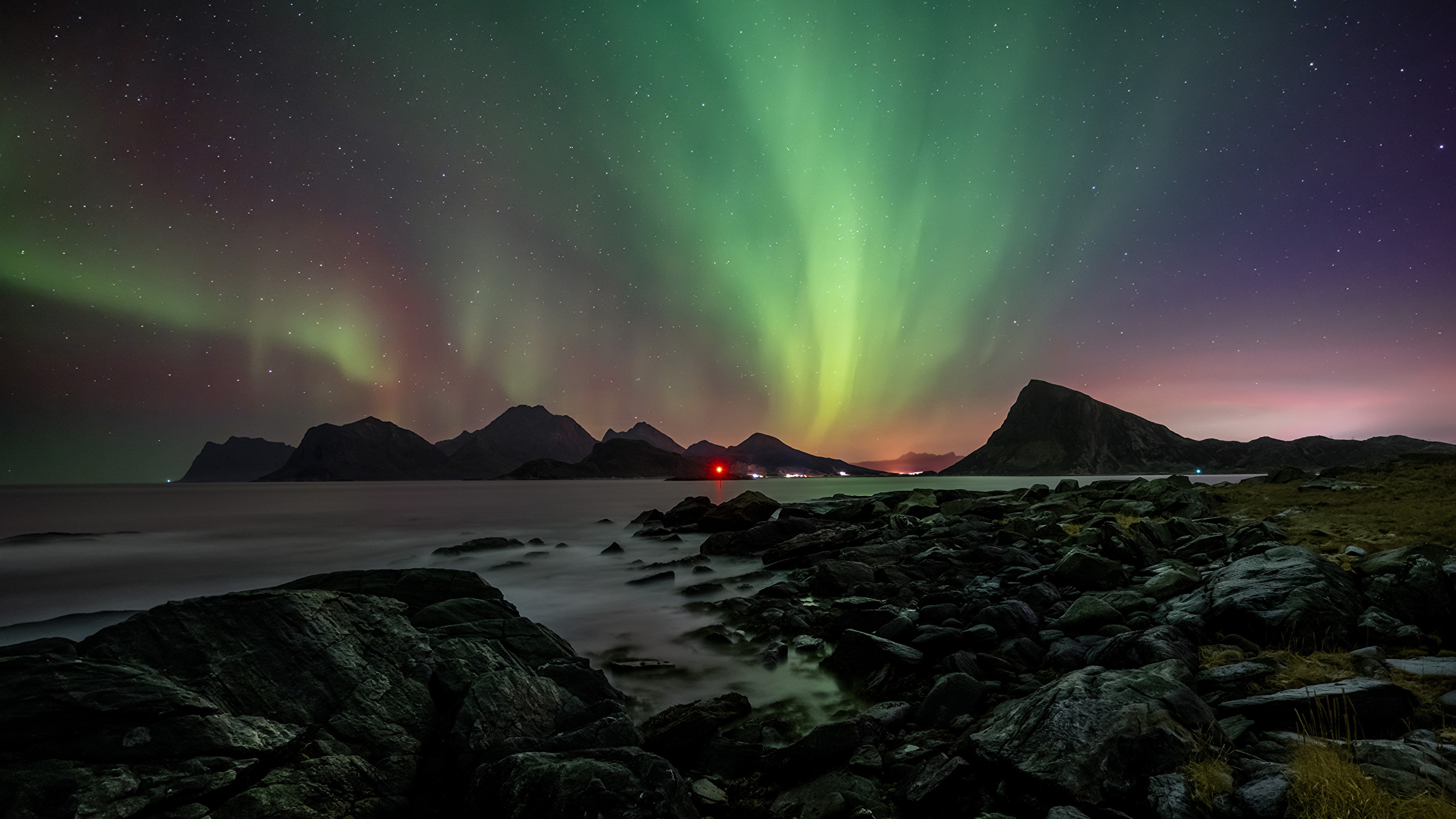 Fondos de Pantalla 2560x1440 Noruega Islas Lofoten Montañas Aurora polar  Naturaleza descargar imagenes