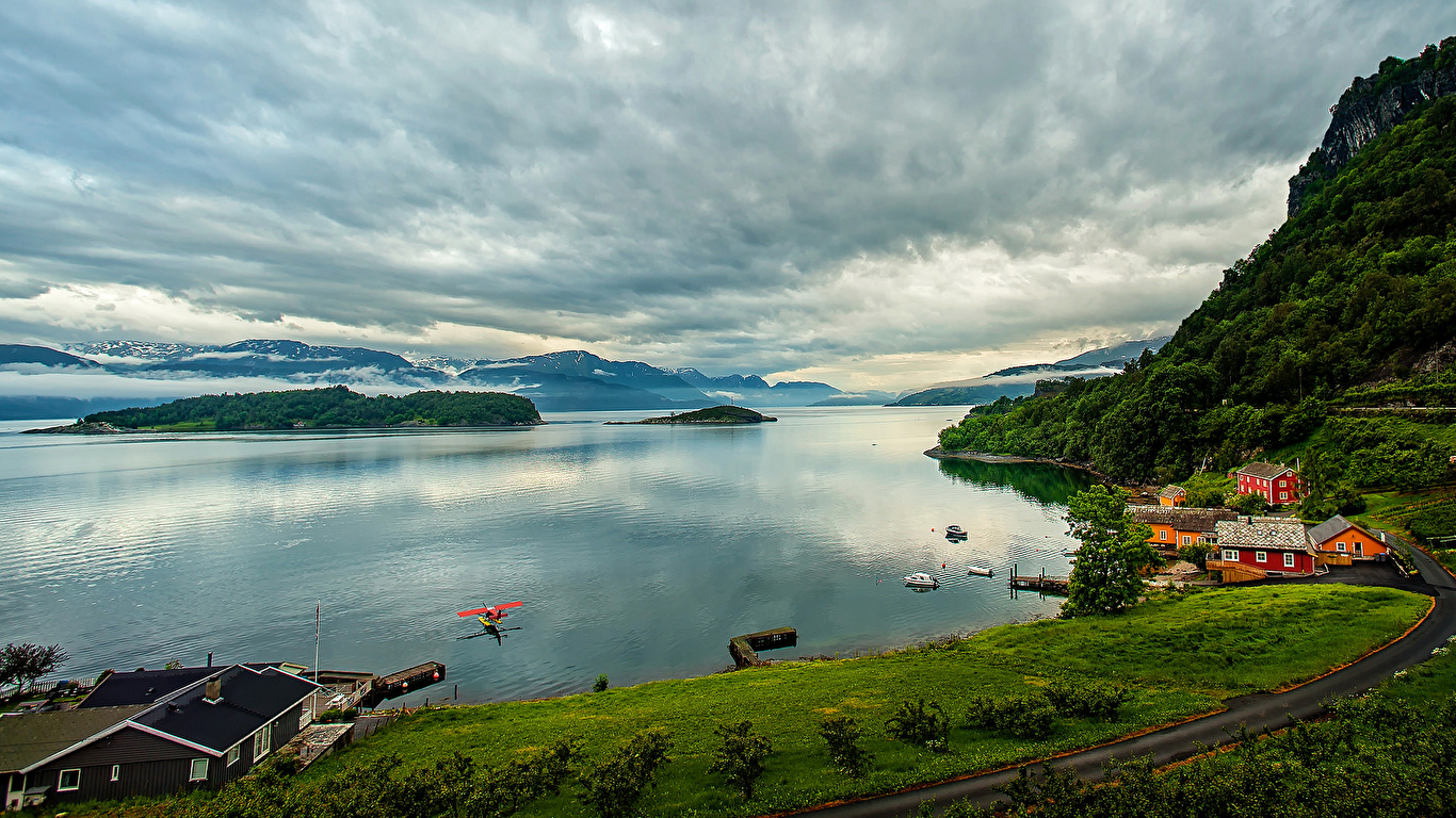 壁紙 1366x768 風景攝影 挪威 河流 山 天空 房屋 Hordaland 大自然 下载 照片