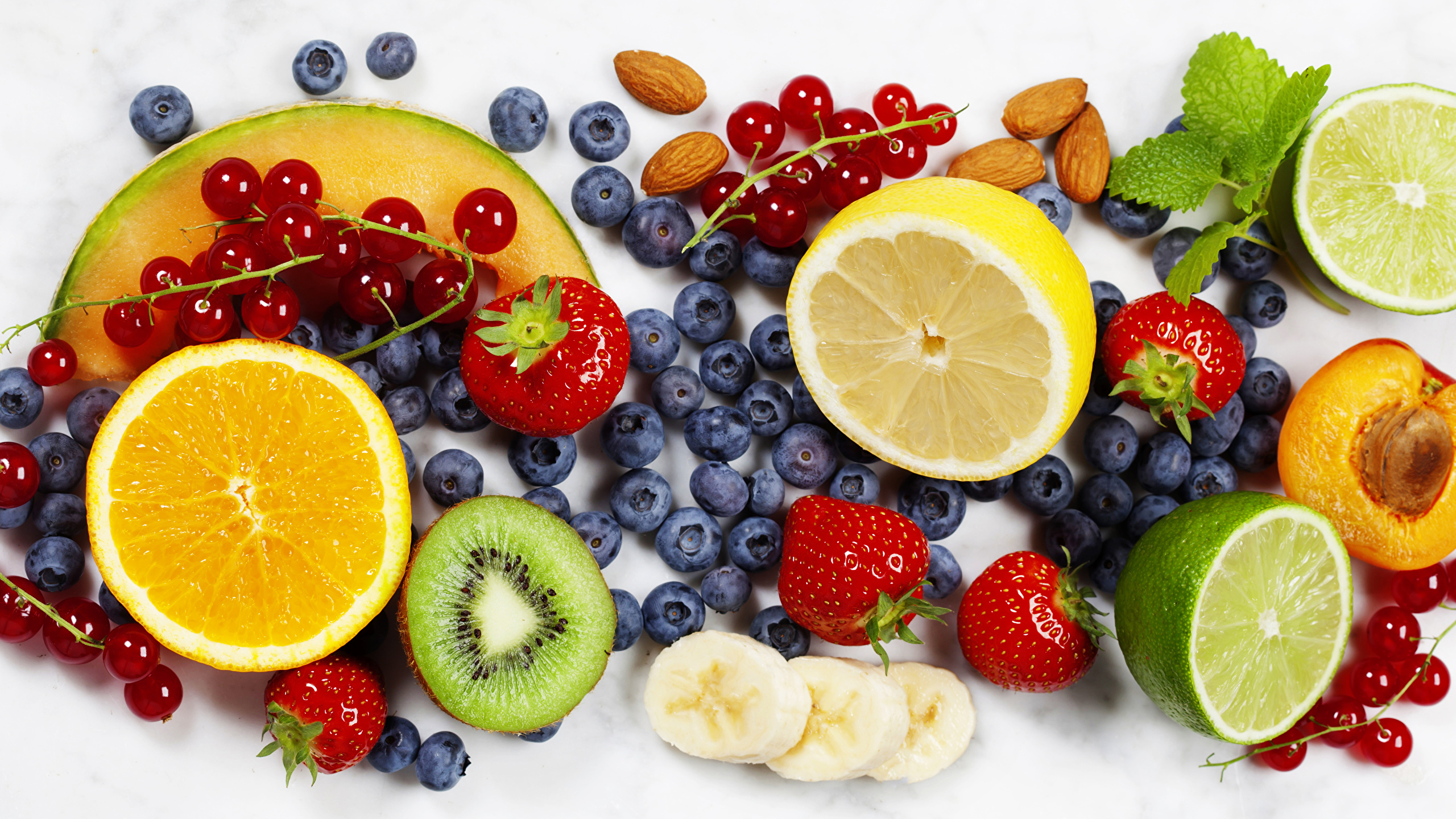 壁紙 2560x1440 果物 ブルーベリー ミカン属 キウイ イチゴ スグリ 白背景 食品 ダウンロード 写真