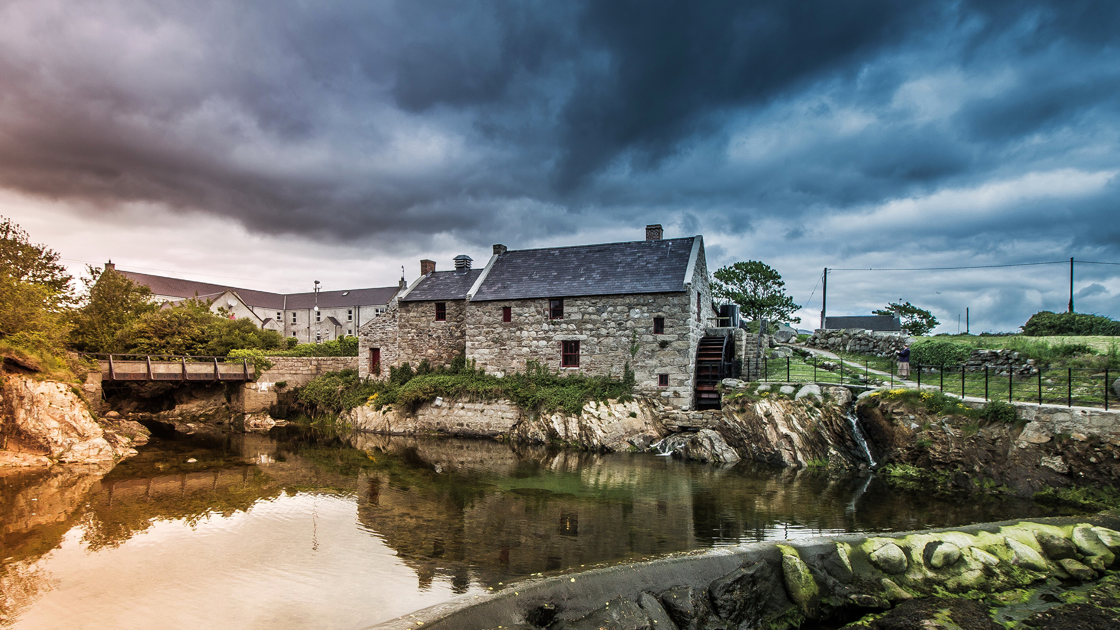 Kingdom northern ireland. Замки графства Девоншир Англия. Ирландия пригород. Ланкашир Англия пейзаж. Город Талламор Ирландия.