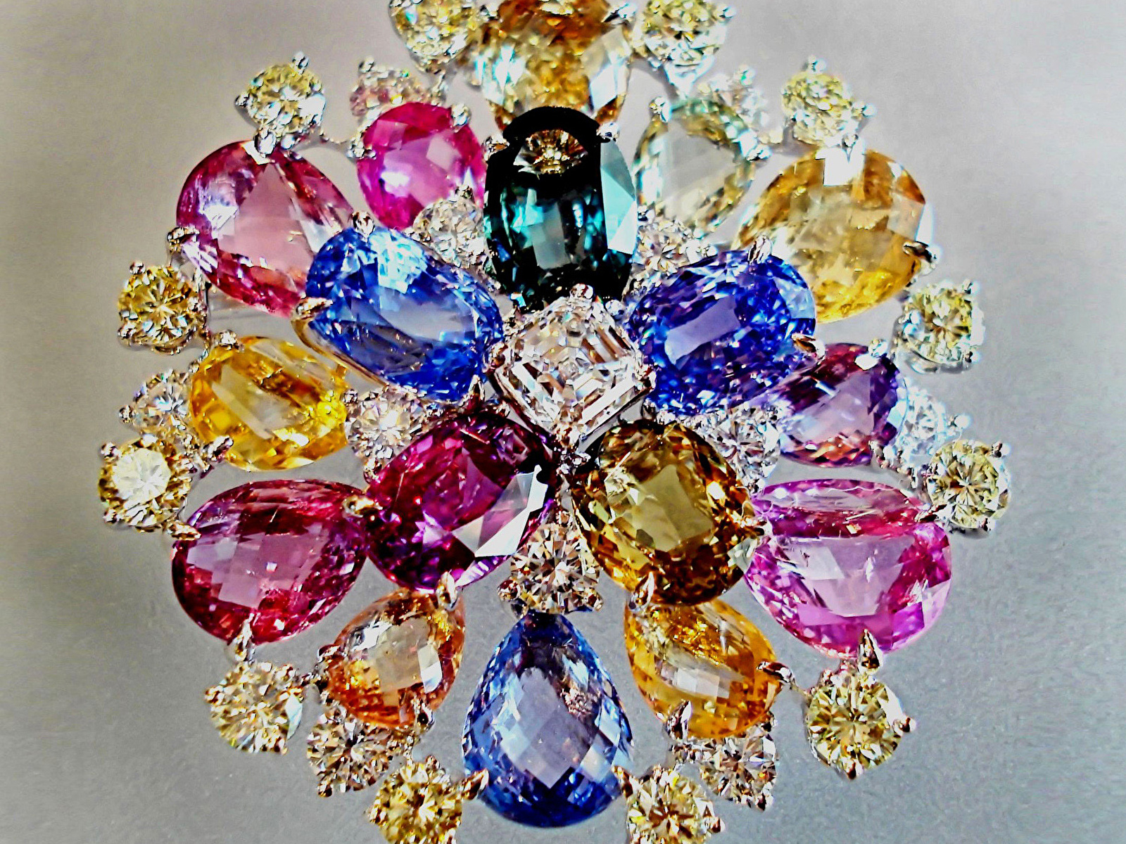Цветные самоцветы. Алмазы и Самоцветы. Ювелирные украшения. Разноцветные драгоценные камни. Ювелирные камни.