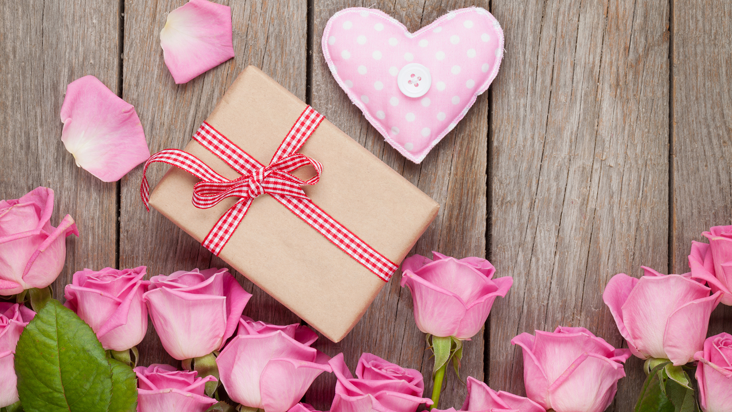 壁紙 2560x1440 バレンタインデー バラ 木の板 ピンク ハート 贈り物 花びら 花 ダウンロード 写真