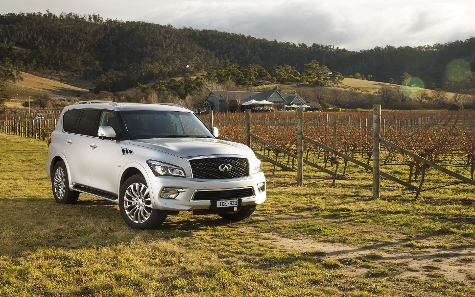 Фотографии Infiniti 2015-18 QX80 5.6 белая авто 1920x1200