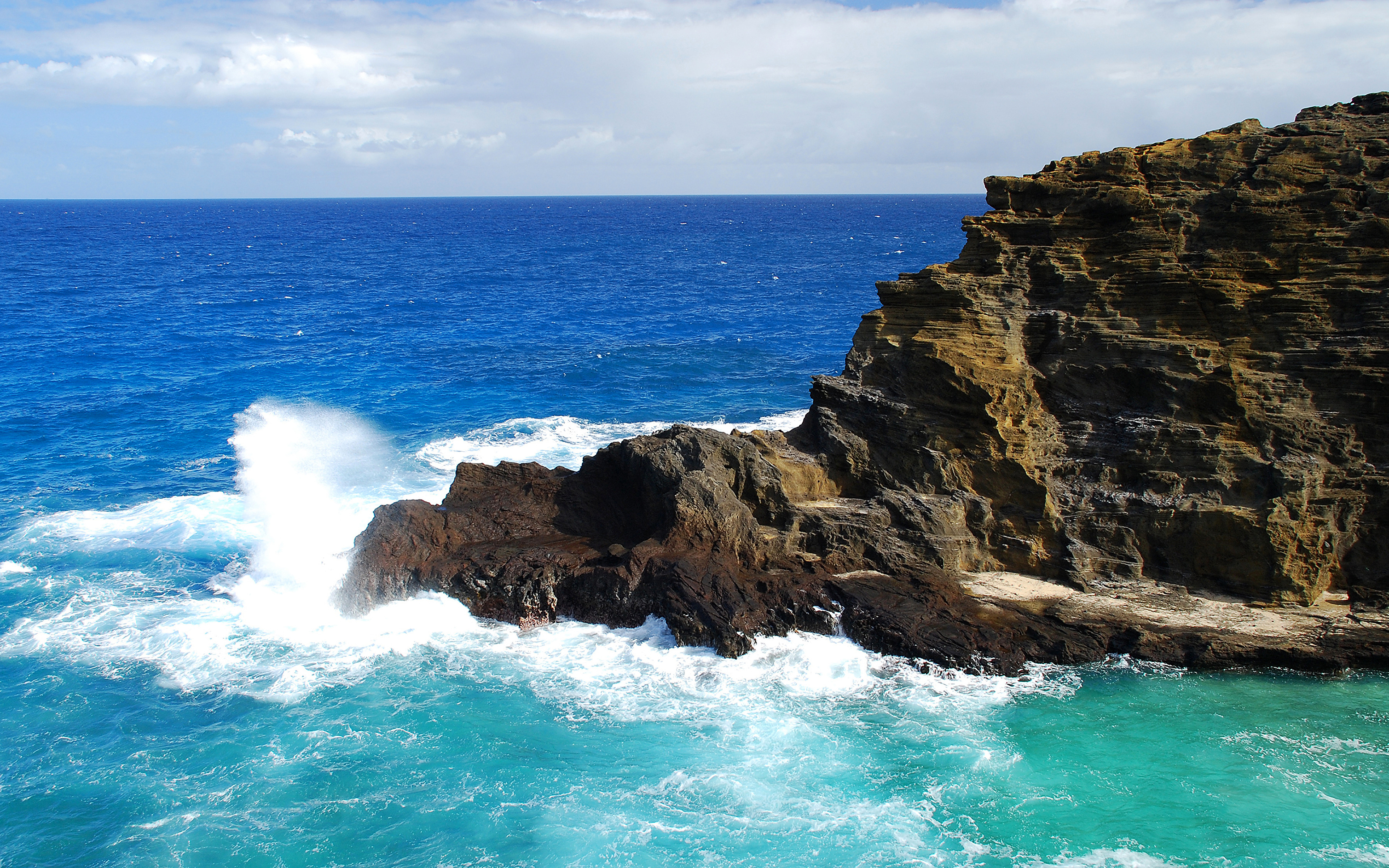 Обои виде моря. Скалы омываемые морем. Скалы омываемые волнами. Море рифы скалы волны. Мокрые скалы море.
