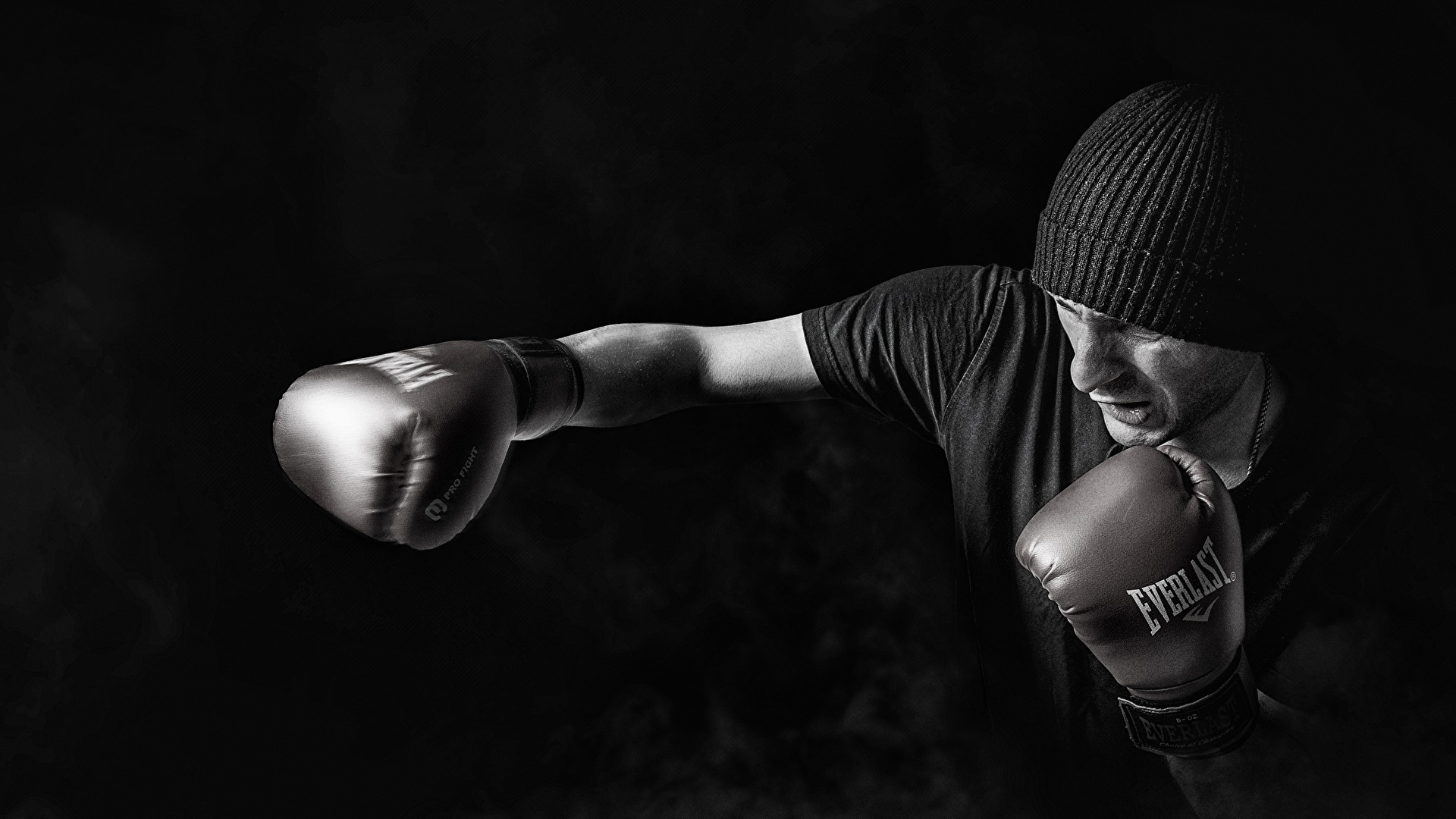 壁紙 19x1080 男性 ボクシング 黒色背景 白黒 暖かい帽子 手 手袋 パンチ スポーツ ダウンロード 写真