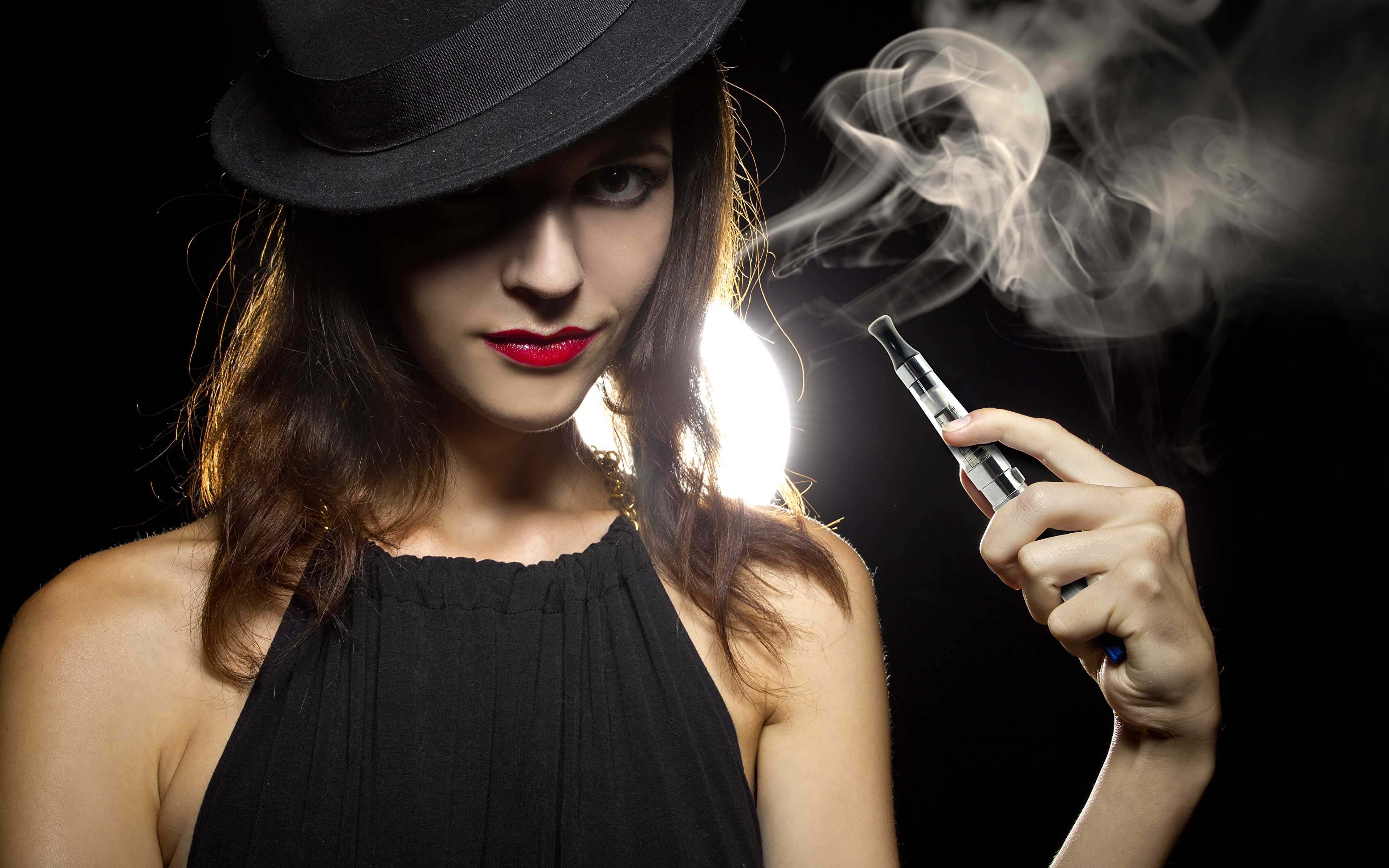 壁紙 3840x2400 帽子 茶色の髪の女性 煙 手 電子たばこ 少女 ダウンロード 写真
