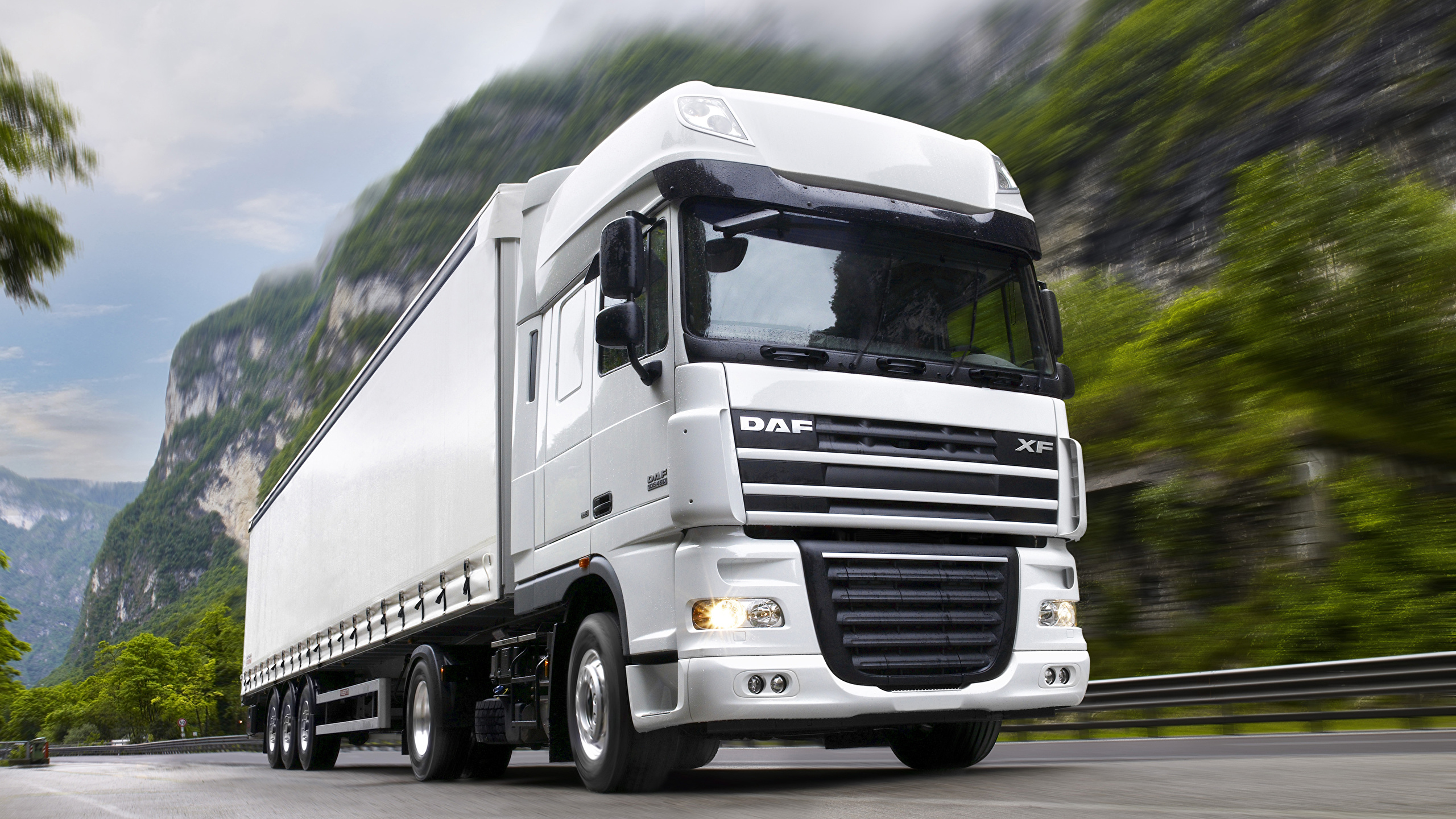 Фото DAF Trucks Грузовики XF105-460 белых едет автомобиль 2560x1440