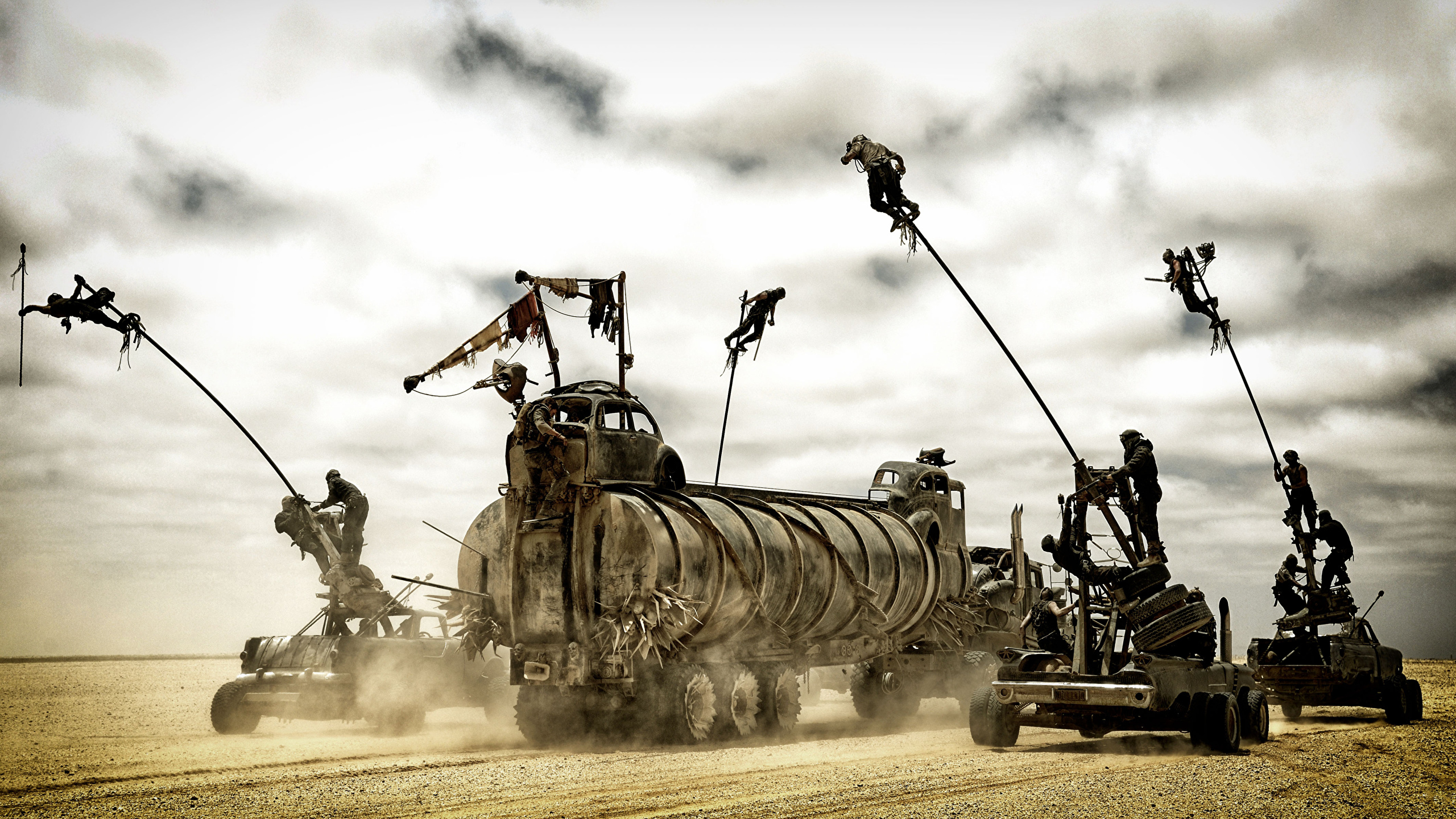 壁紙 2560x1440 マッドマックス 怒りのデス ロード 砂漠 貨物自動車 映画 ダウンロード 写真