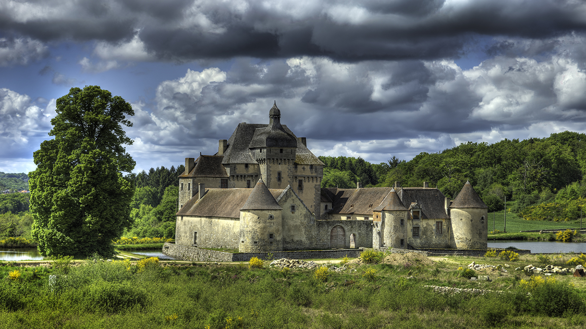 Средневековый замок во франции. Де Монтелу Франция замок. Замок Мартинваст Франция. Замок Шато Франция. Шато де Виньи Франция замок.