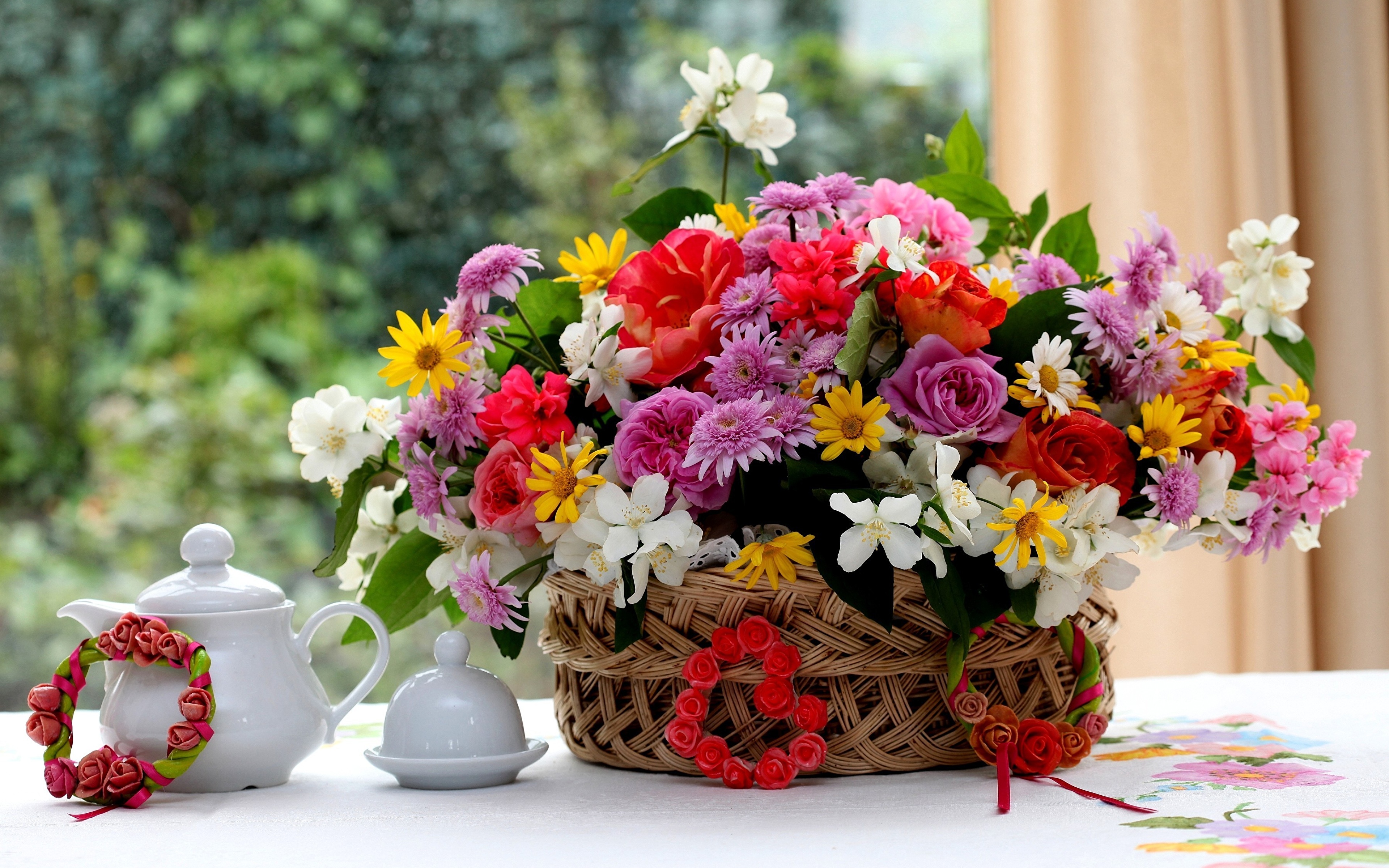 Картинка с цветами на столе. Красивый букет. Шикарный букет цветов. Шикарные цветы. Прекрасный букет цветов.