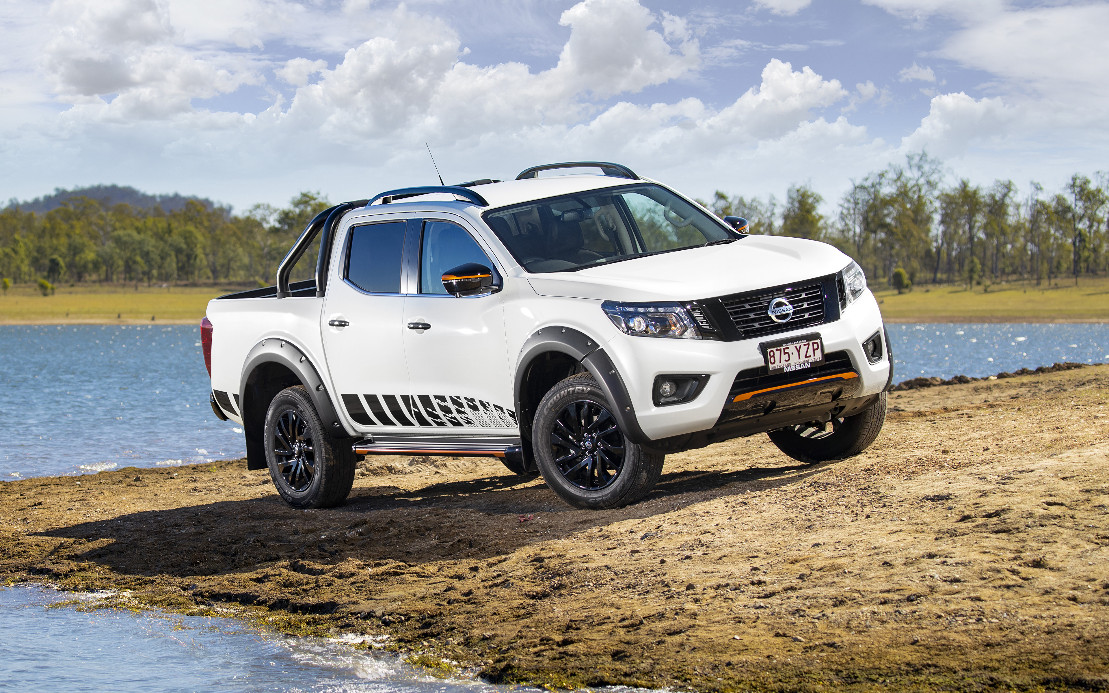 Картинка Nissan 2019 Navara N-Trek Пикап кузов белые 3840x2400