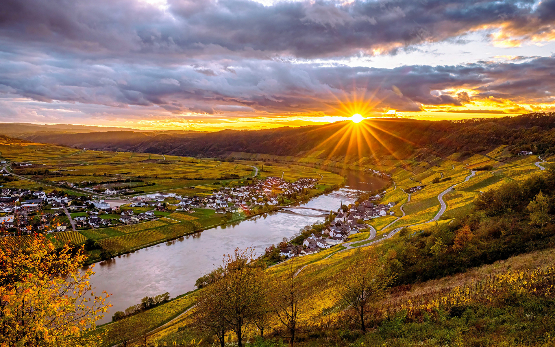 Achtergronden bureaublad Lichtstralen Duitsland Moselle Zon Herfst Natuur Zonsopgangen en zonsondergangen Rivieren Wolken 1920x1200 Stralen van licht najaar rivier