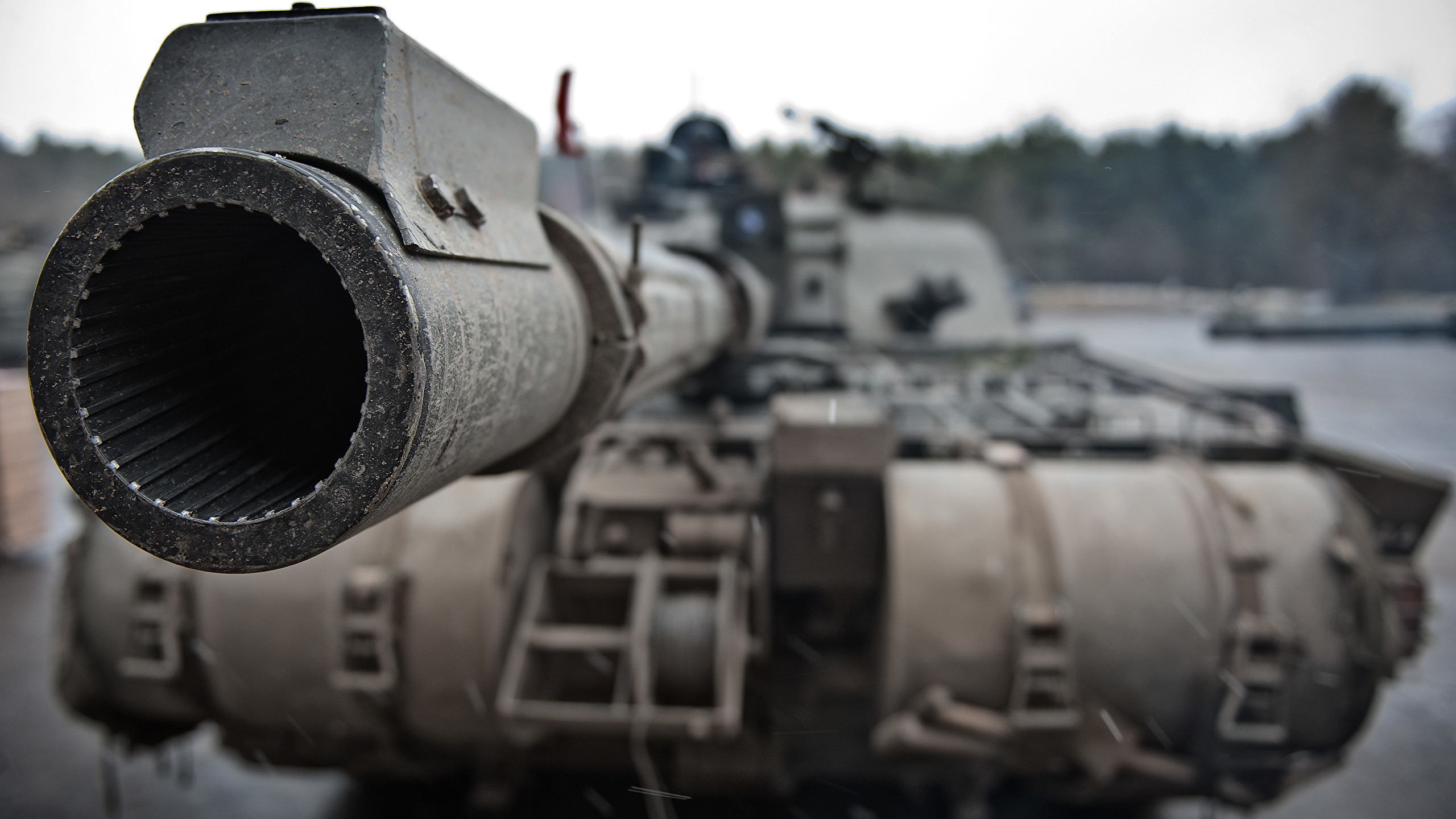 Tapeta na pulpit Wojska Czołgi Challenger 2 Z bliska Lufa broń 2560x1440 czołg zbliżenie
