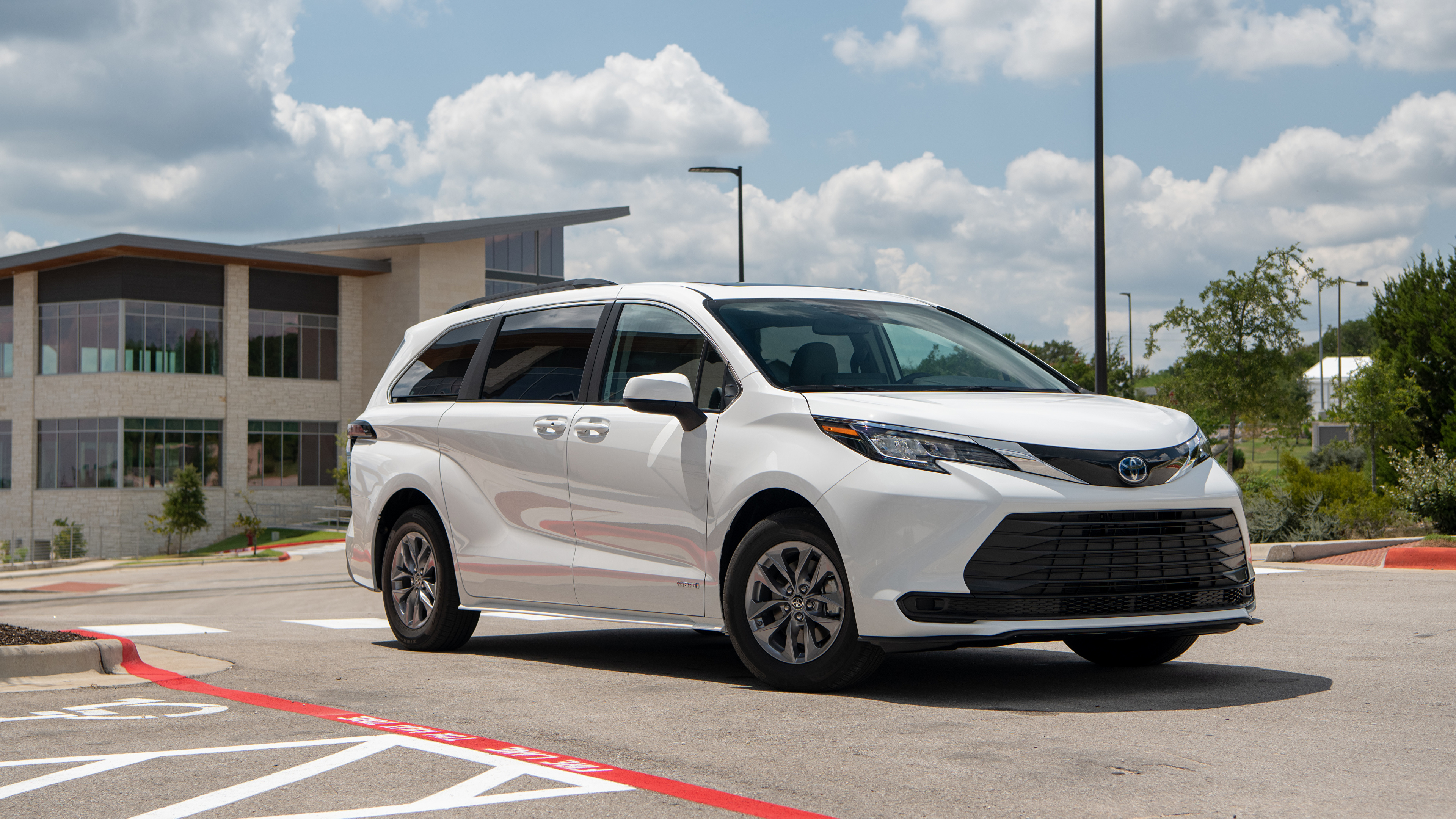 Картинка Toyota Универсал Sienna LE, 2020 Минивэн белая 3840x2160