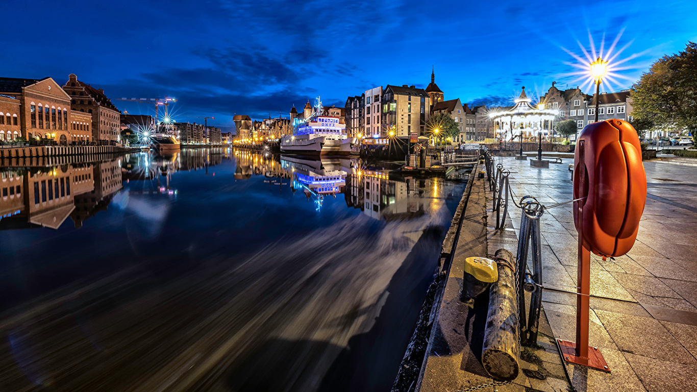 Tapety Gdańsk Polska Motlawa river rzeka w nocy Waterfront 1366x768