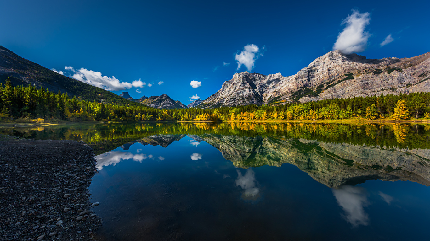 Bilder Kanada Wedge Pond Natur Gebirge See spiegelt 1366x768 Berg Reflexion Spiegelung Spiegelbild