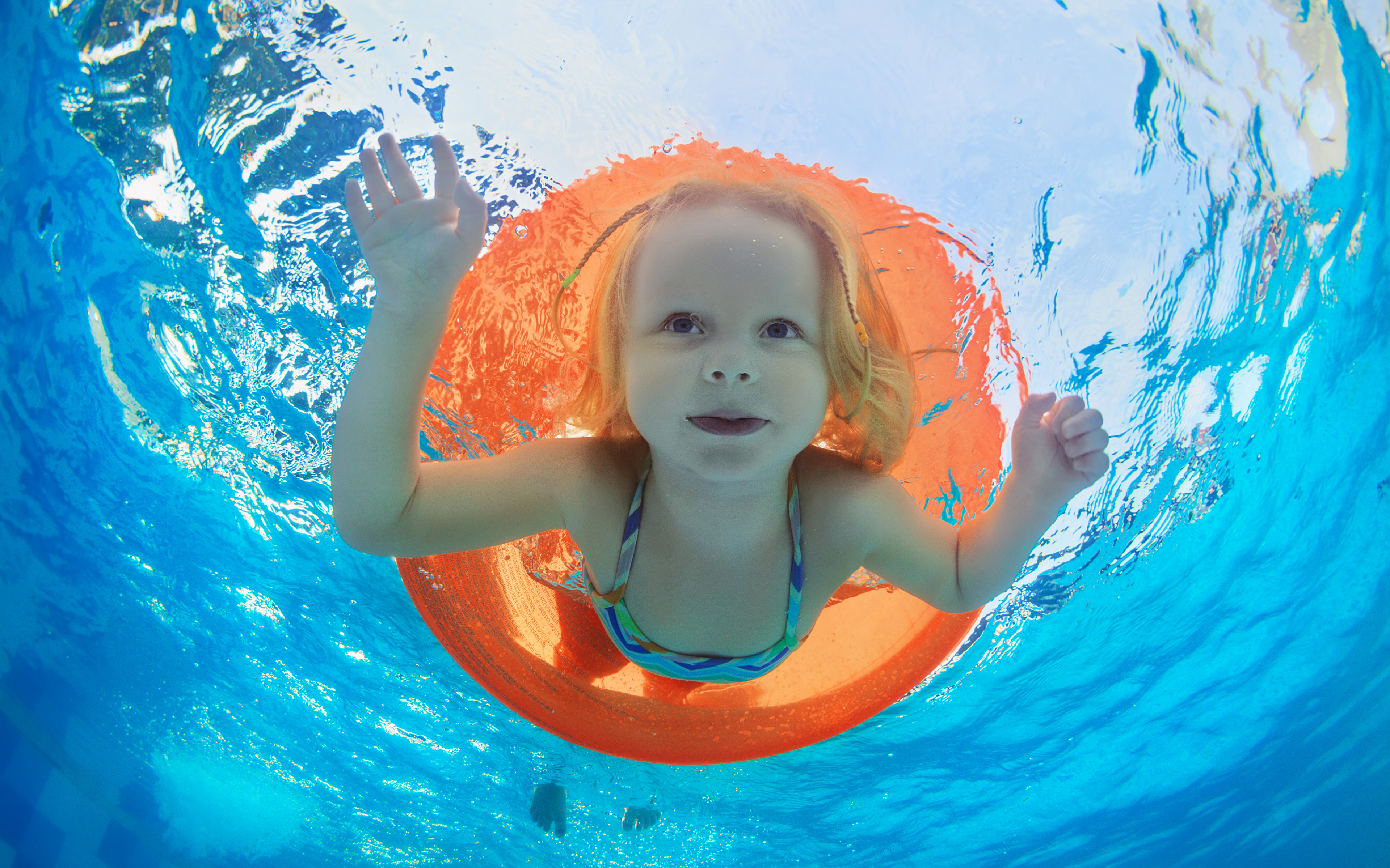 壁紙 3840x2400 水 小さな女の子 プール 顔 泳ぐ 子供 ダウンロード 写真