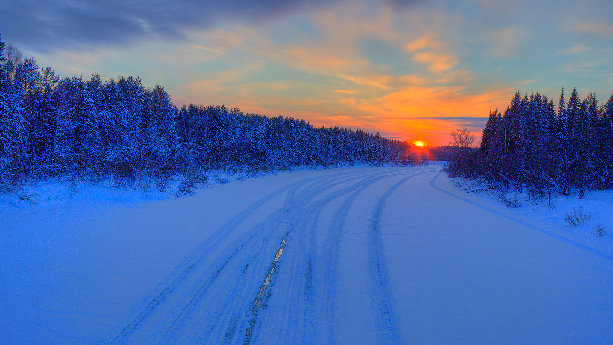 Зимнее утро дорога. Зимняя дорога. Зимний закат. Зимний пейзаж на рабочий стол. Зимняя дорога в Сибири.