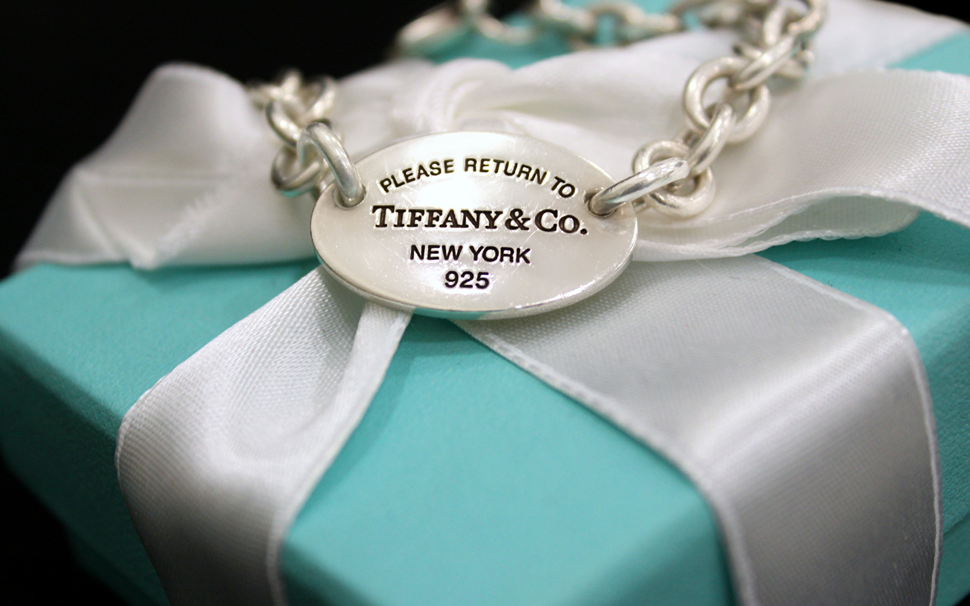 Image Tiffany Box Chain Ribbon Closeup Jewelry 19x10