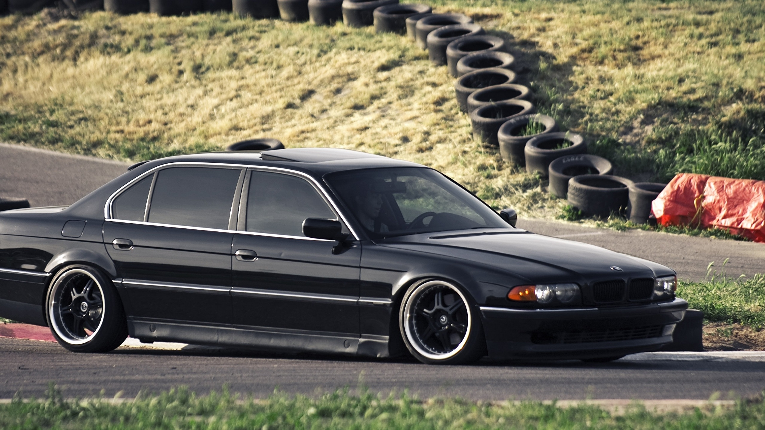 BMW 7 e38 черная