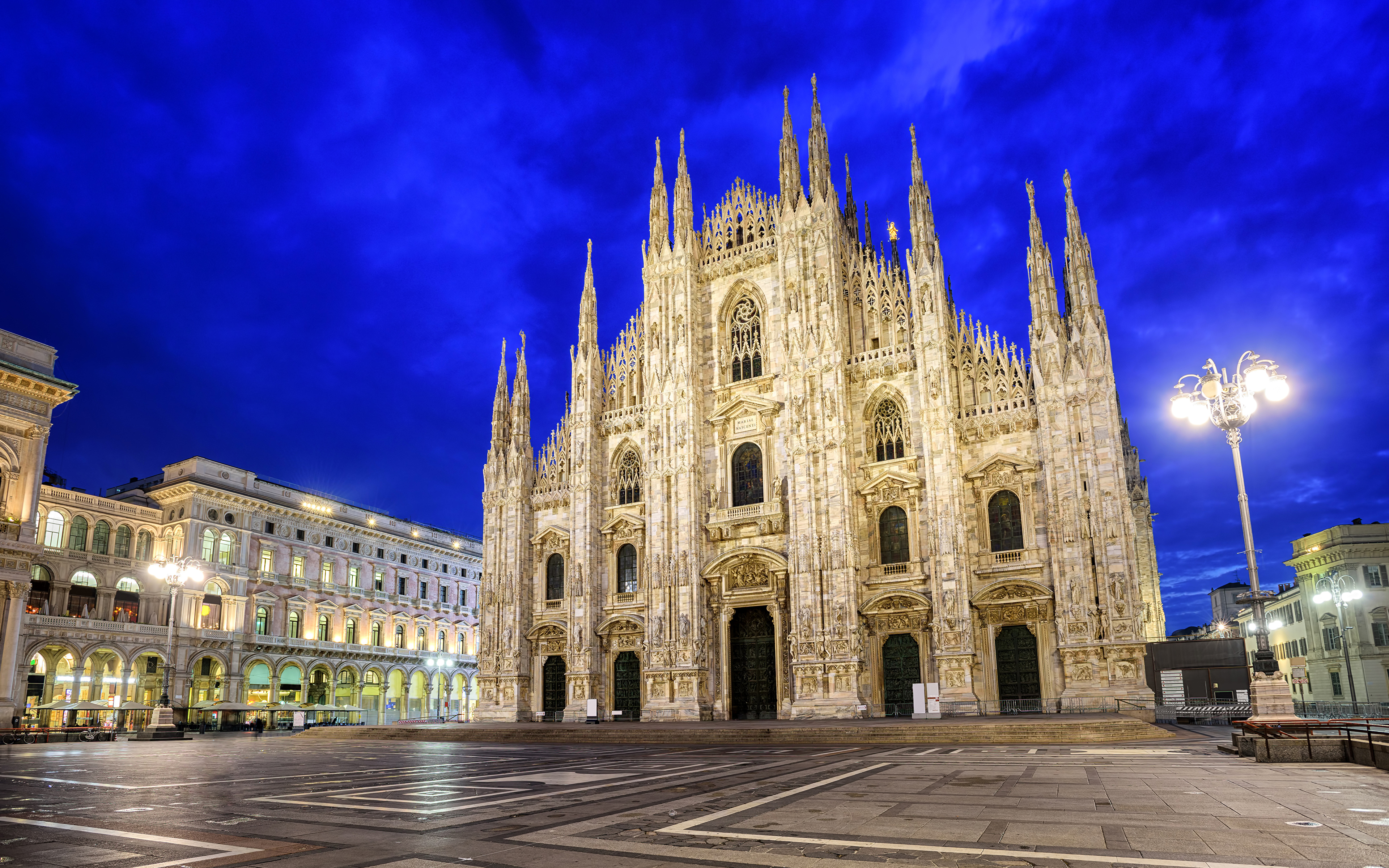 壁紙 3840x2400 イタリア 寺院 住宅 大聖堂 Milan Cathedral 街灯 夜 都市 ダウンロード 写真