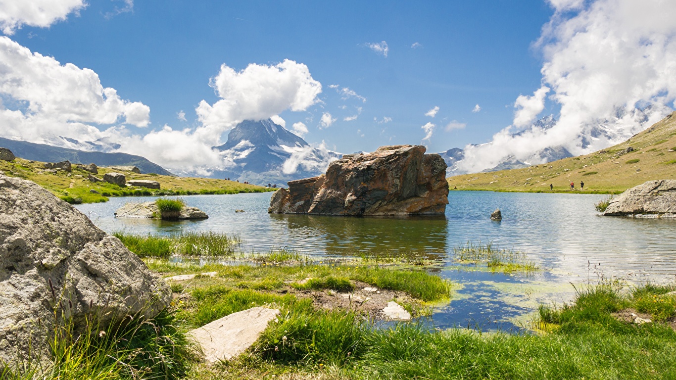 壁紙 1366x768 スイス 湖 夏 石 風景写真 Lake Stellisee 草 自然 ダウンロード 写真