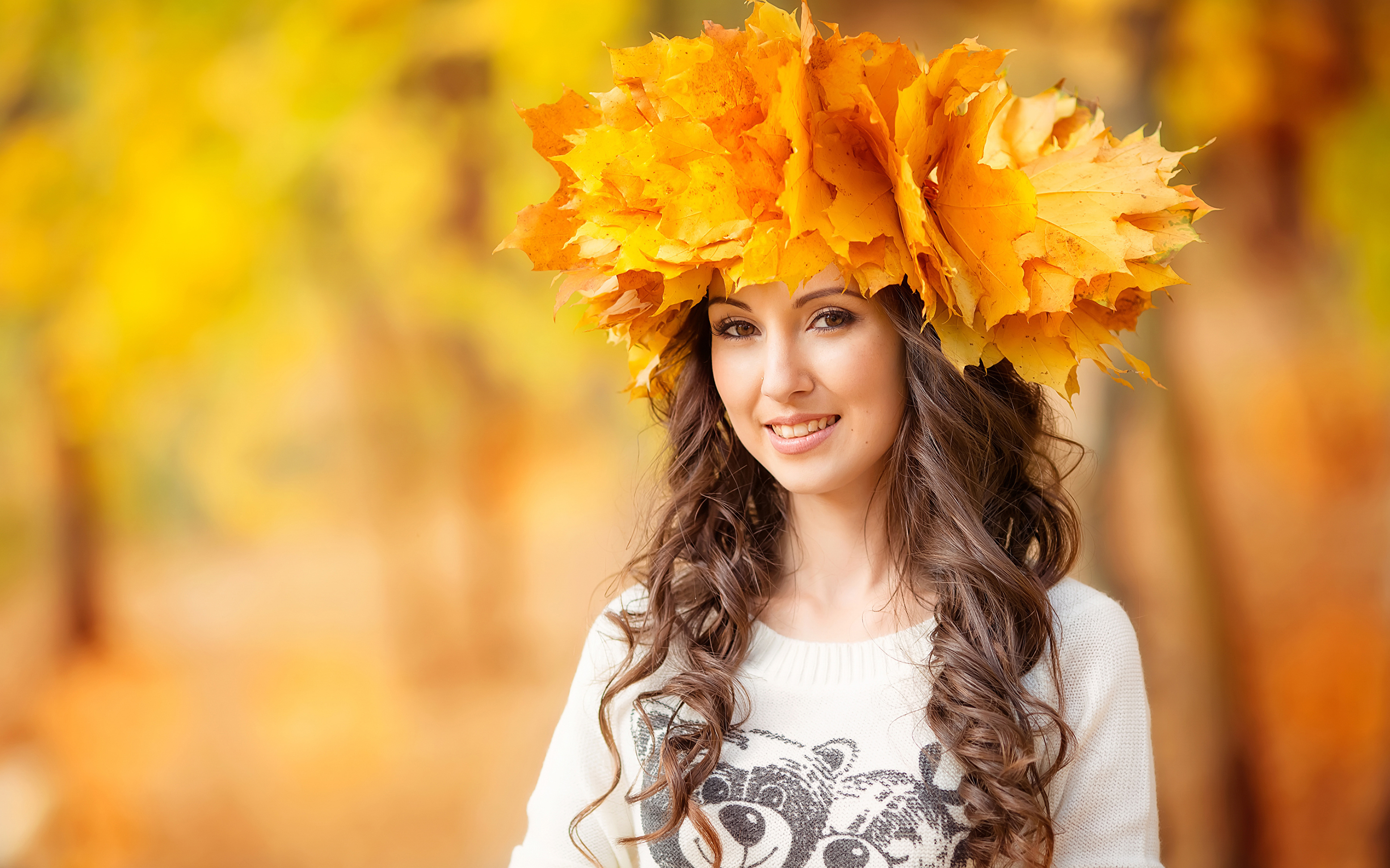 Красивые женщины осень. Девушка осень. Девушка с венком из кленовых листьев. Девушка в венке из осенних листьев. Осенний венок на голову.