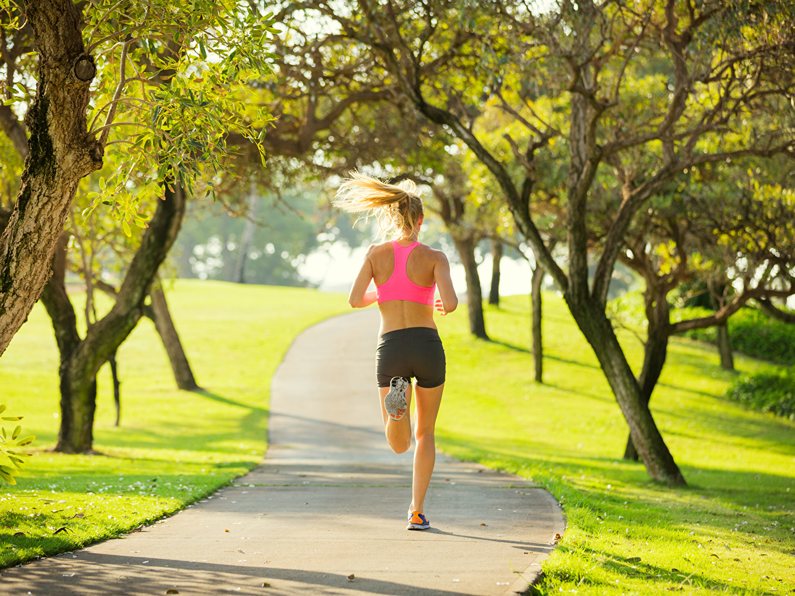 Fotos de Corriendo mujer corriendo en el parque - Imagen de