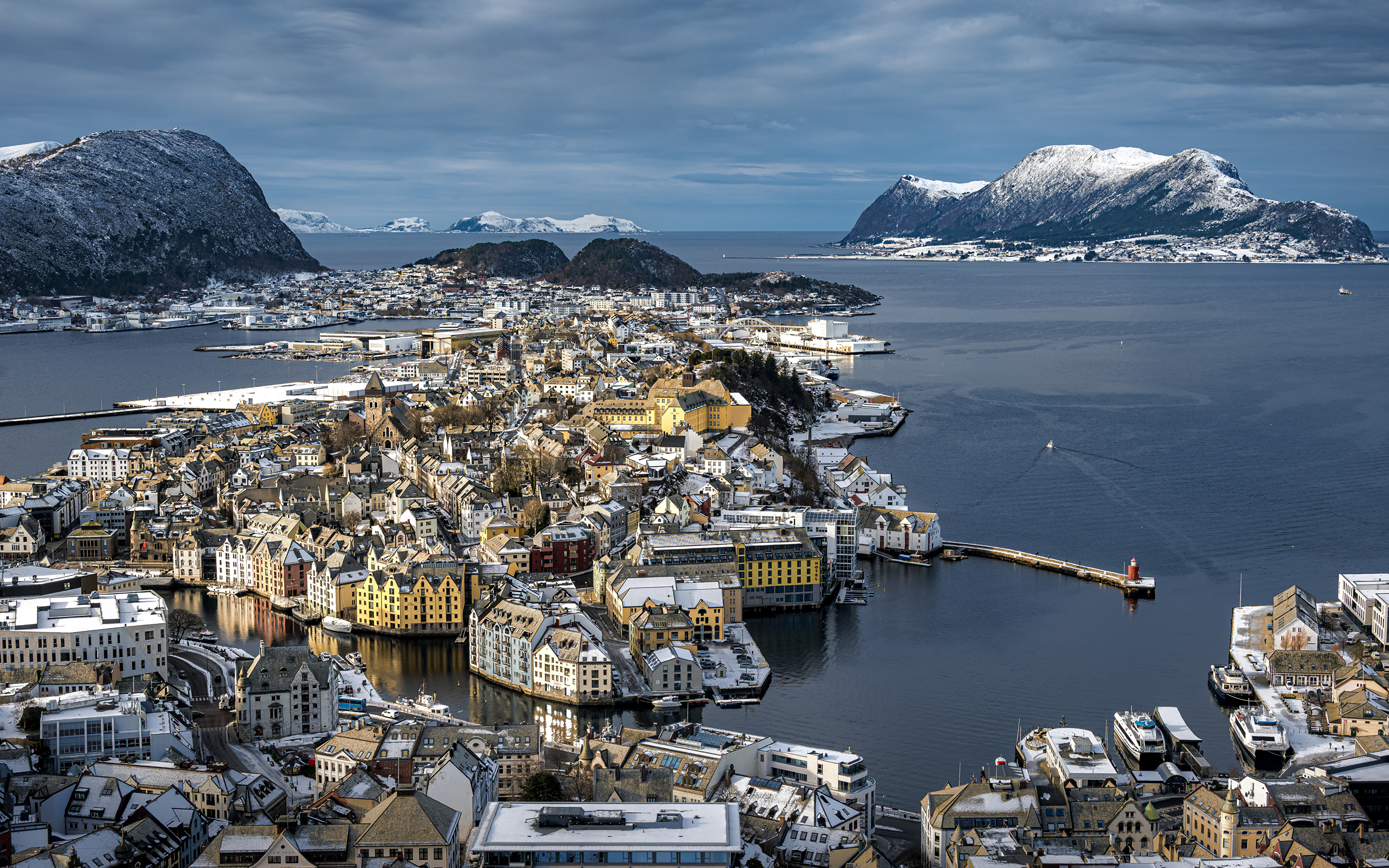 zdjęcia Norwegia Alesund góra Morze Widok z góry Domy miasto 3840x2400 Góry Miasta budynki budynek