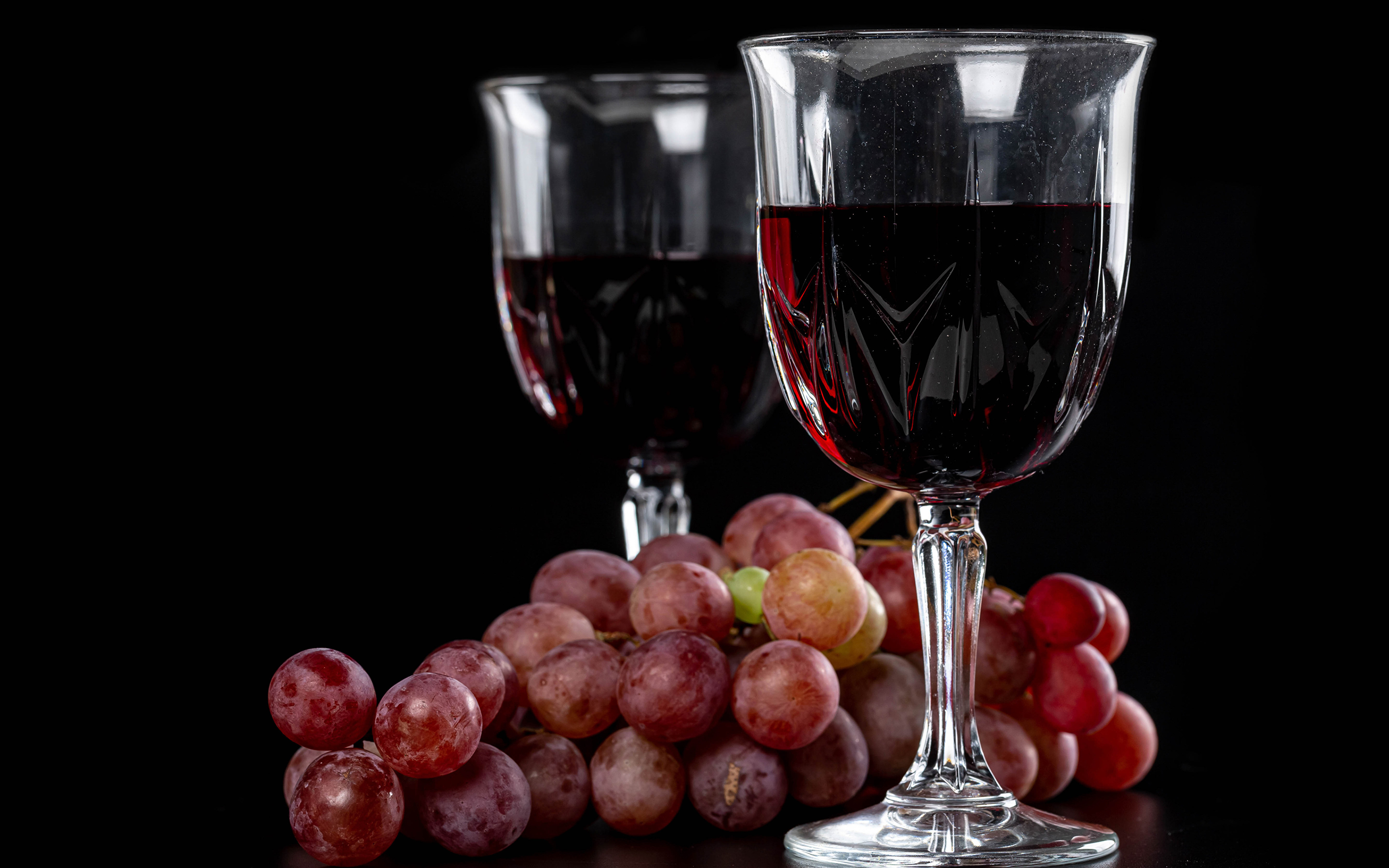 Черный виноград вино. Бокал с вином. Вино и виноград. Бокал красного вина. Виноград в бокале.