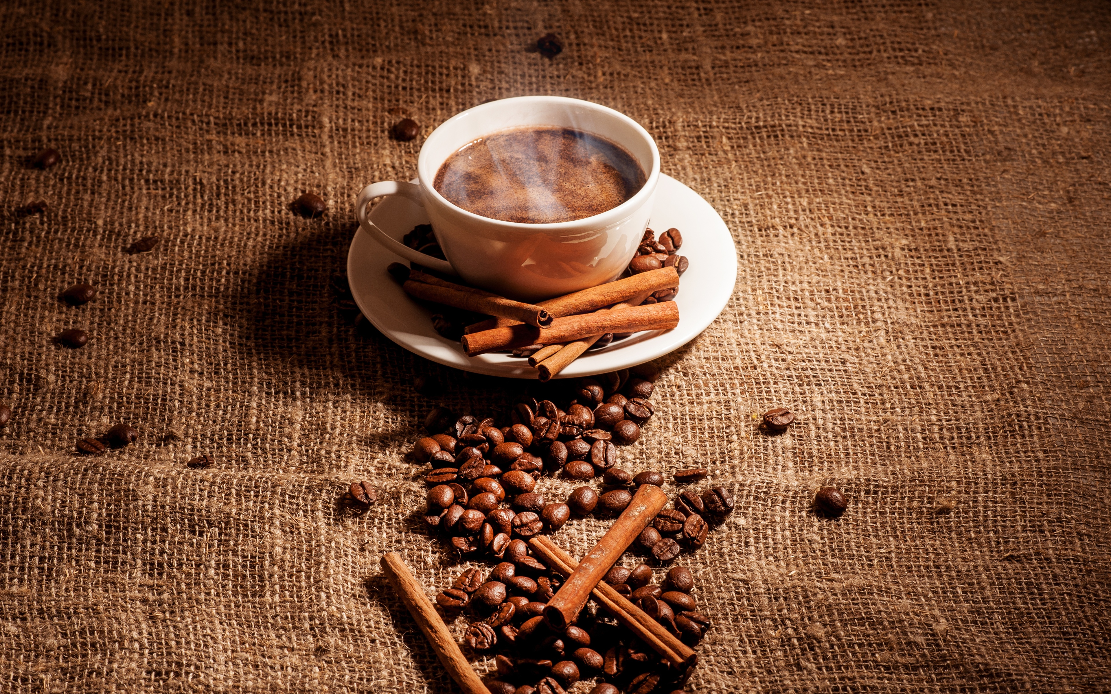 Чай и плитка шоколада. Чашка кофе. Красивый кофе. Кофе в коричневой чашке. Кофе с корицей.