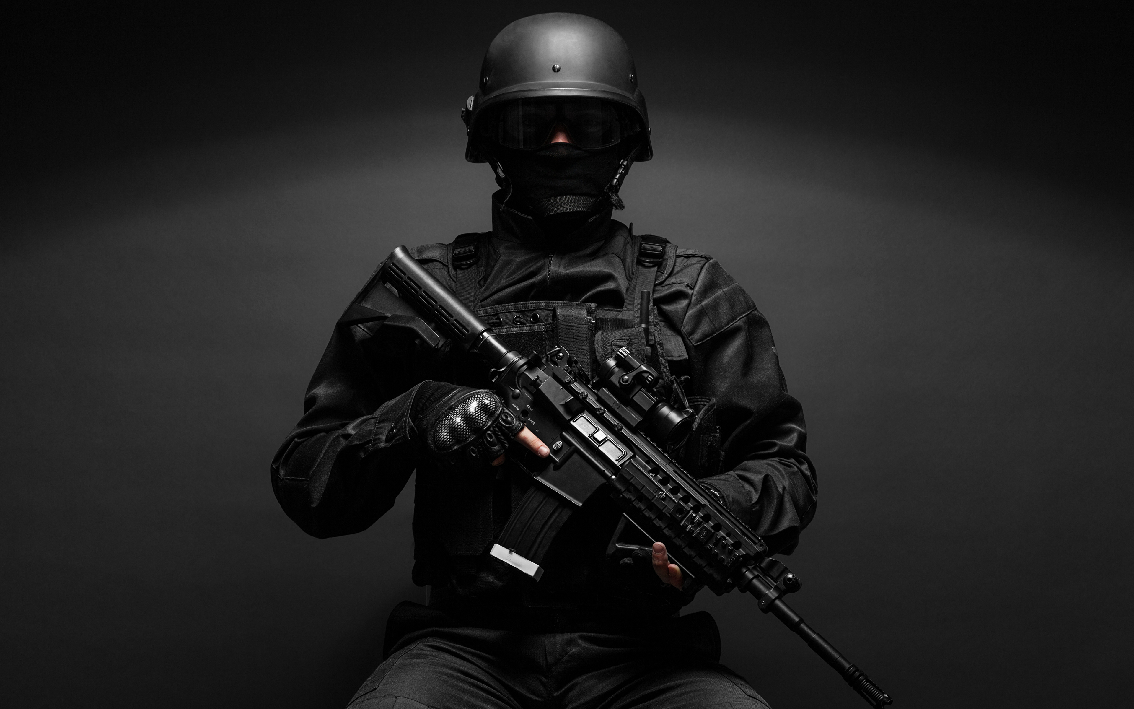 壁紙 3840x2400 兵 ミリタリーヘルメット アサルトライフル グレーの背景 制服 陸軍 ダウンロード 写真