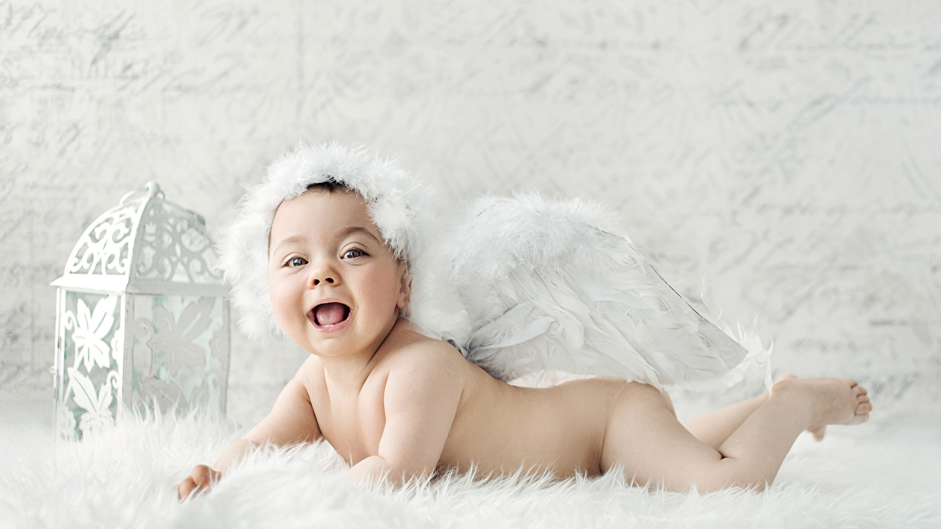 Картинка Младенцы Улыбка ребёнок ангел 1366x768 младенца младенец грудной ребёнок улыбается Дети Ангелы