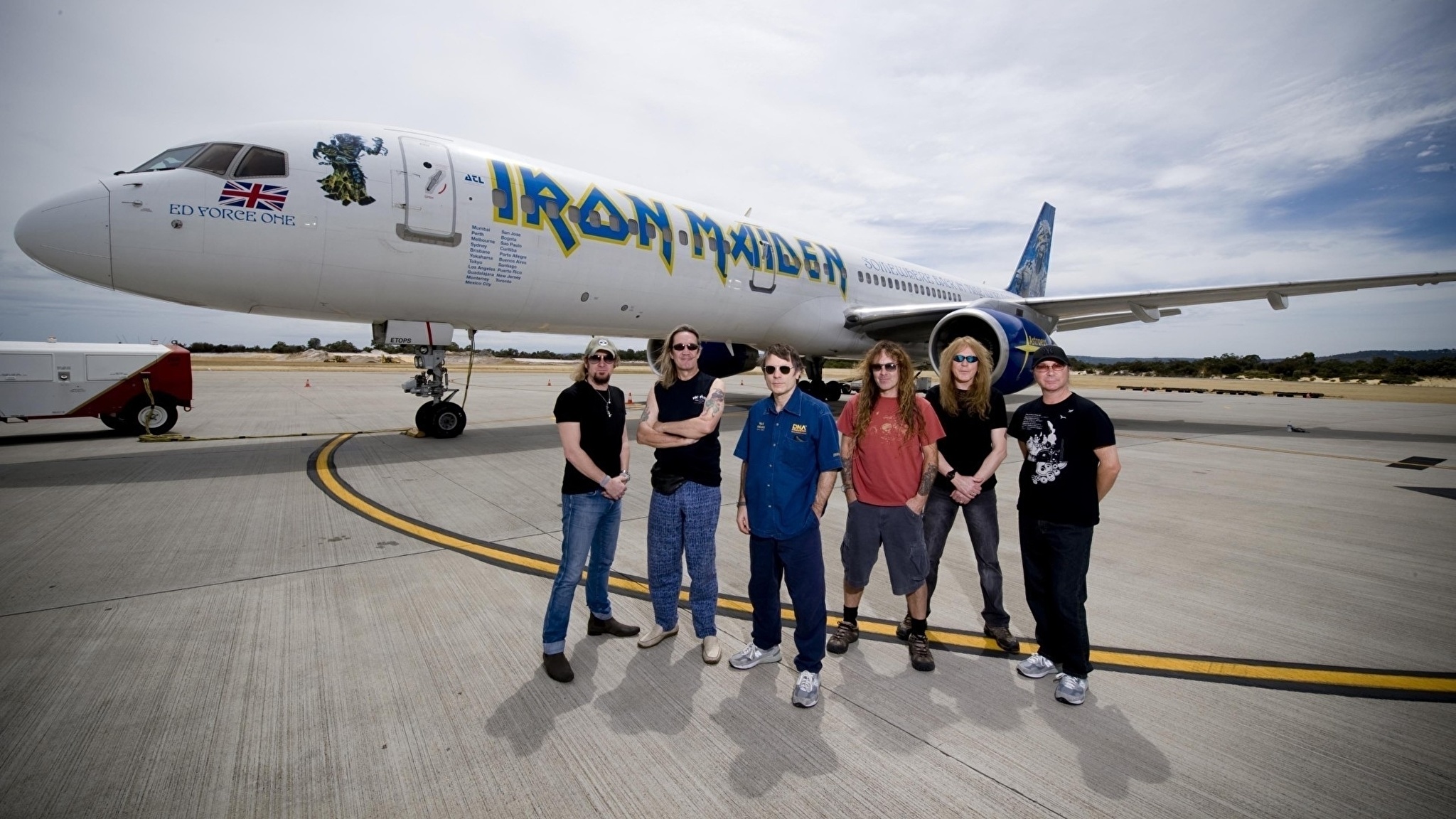 Группа самолет отзывы. Самолет Iron Maiden. Боинг 747 Айрон мейден. Самолет группы Iron Maiden. Boeing Iron Maiden.