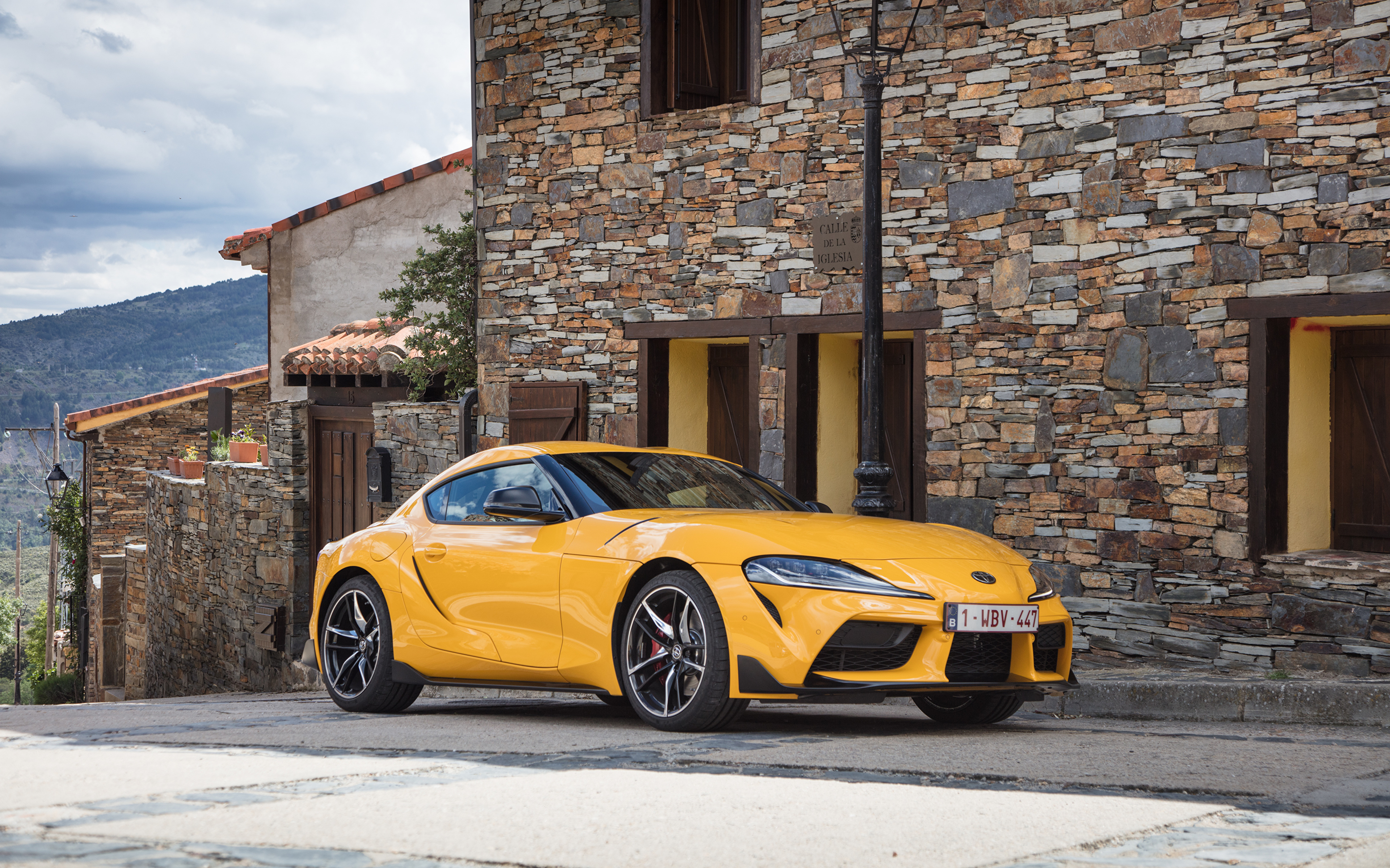 Картинка Тойота 2019-20 GR Supra Worldwide желтые машина 3840x2400