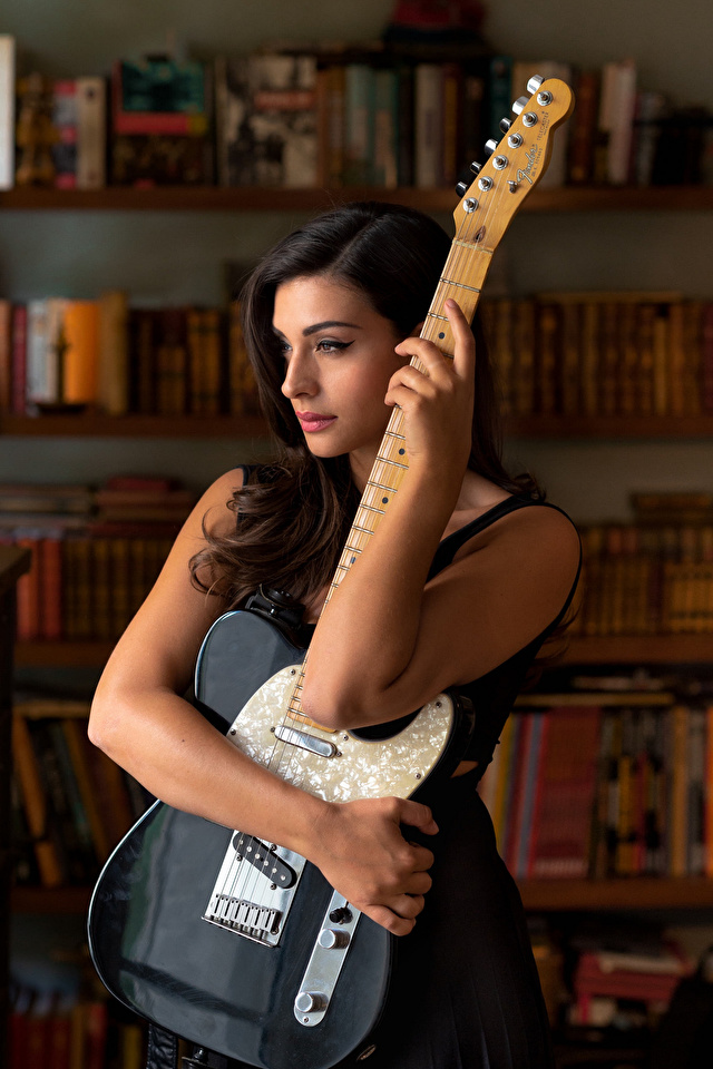 Bilder von Model Gitarre Tess Perrone Mädchens Hand 640x960 für Handy junge frau junge Frauen