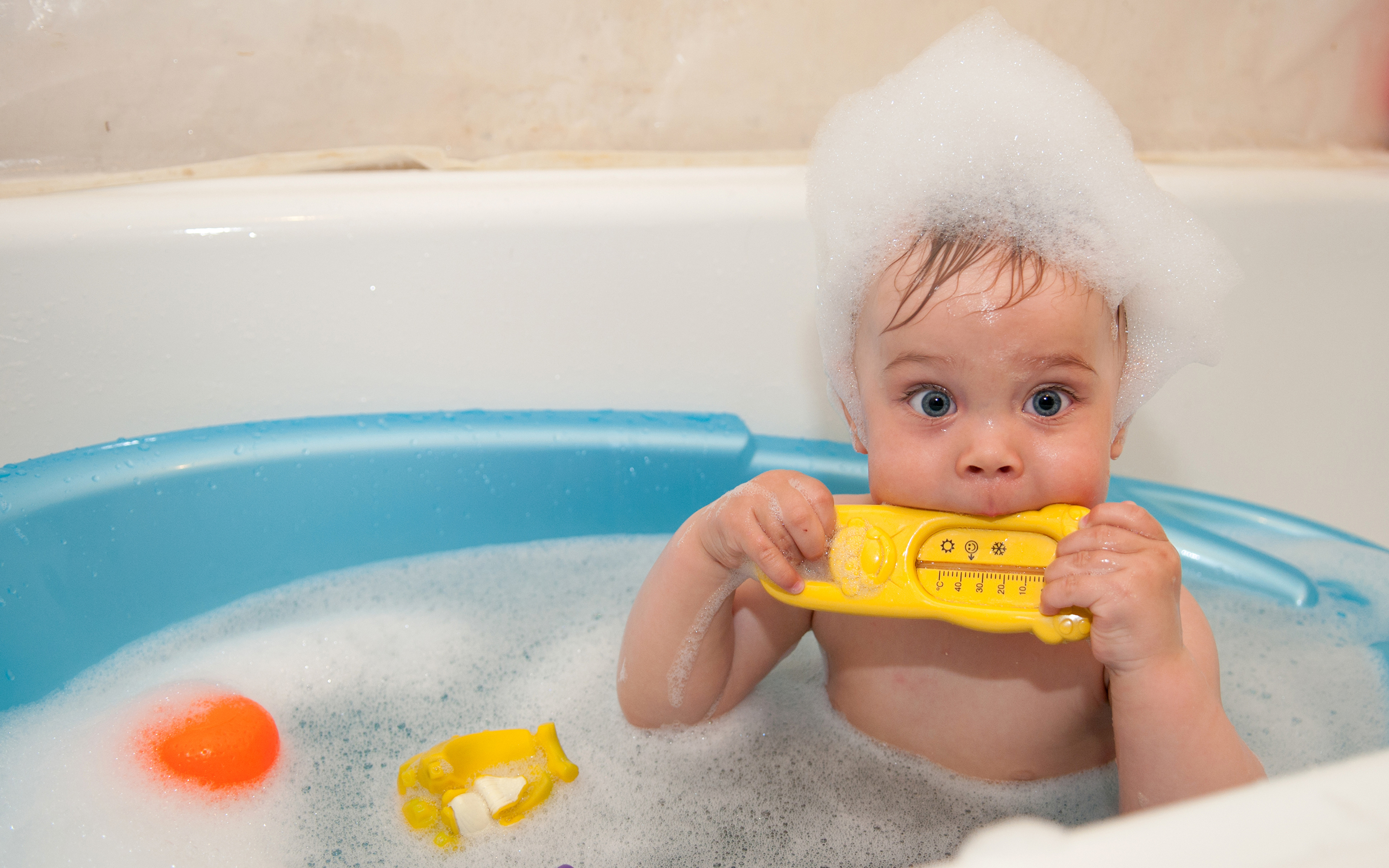 Купание ребенка днем. Малыш в ванной. Малыш купается. Ванночка для детей. Malish kupayeca v vannoy.