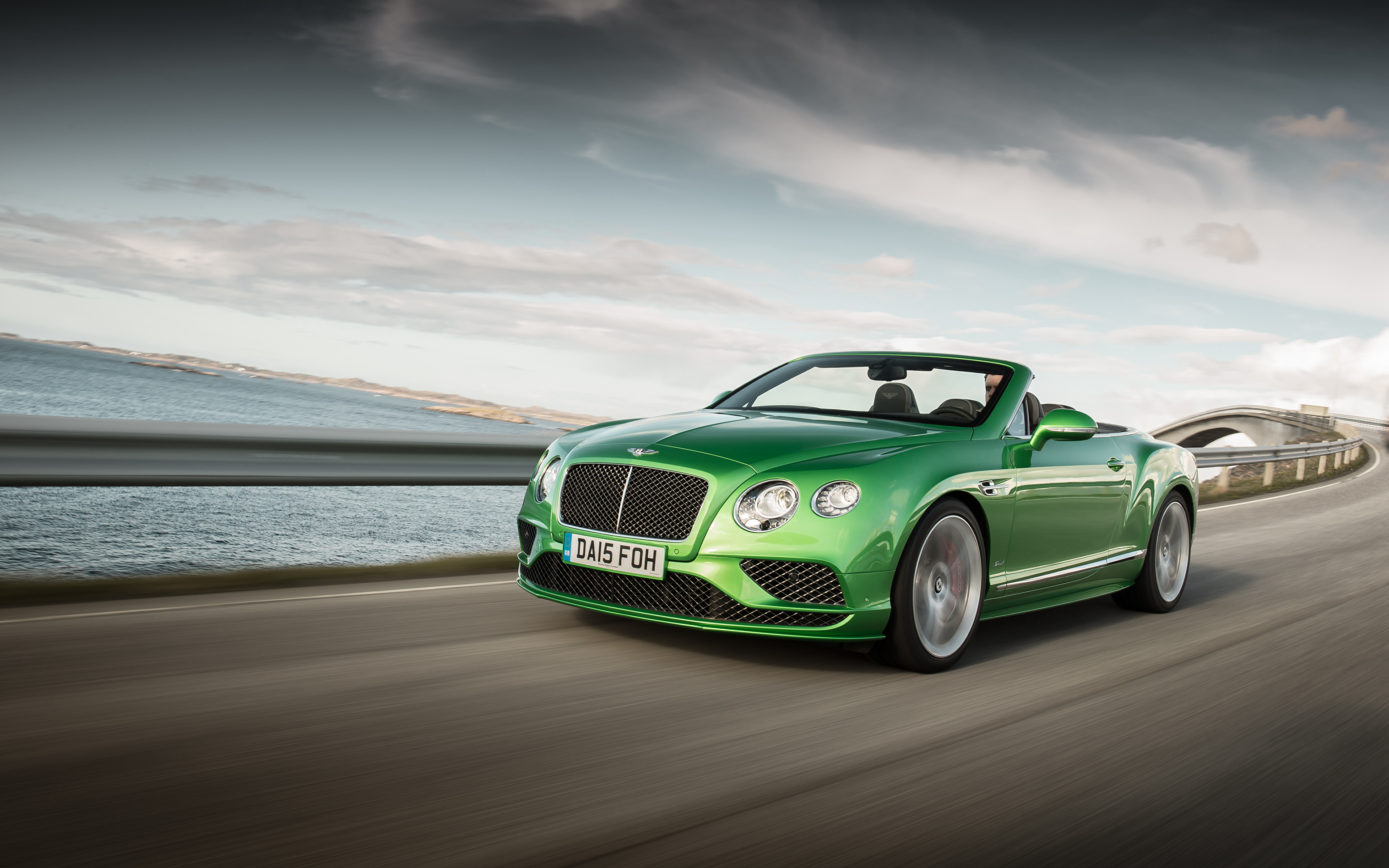 Картинки Bentley 2015 Continental GT кабриолета зеленая 3840x2400