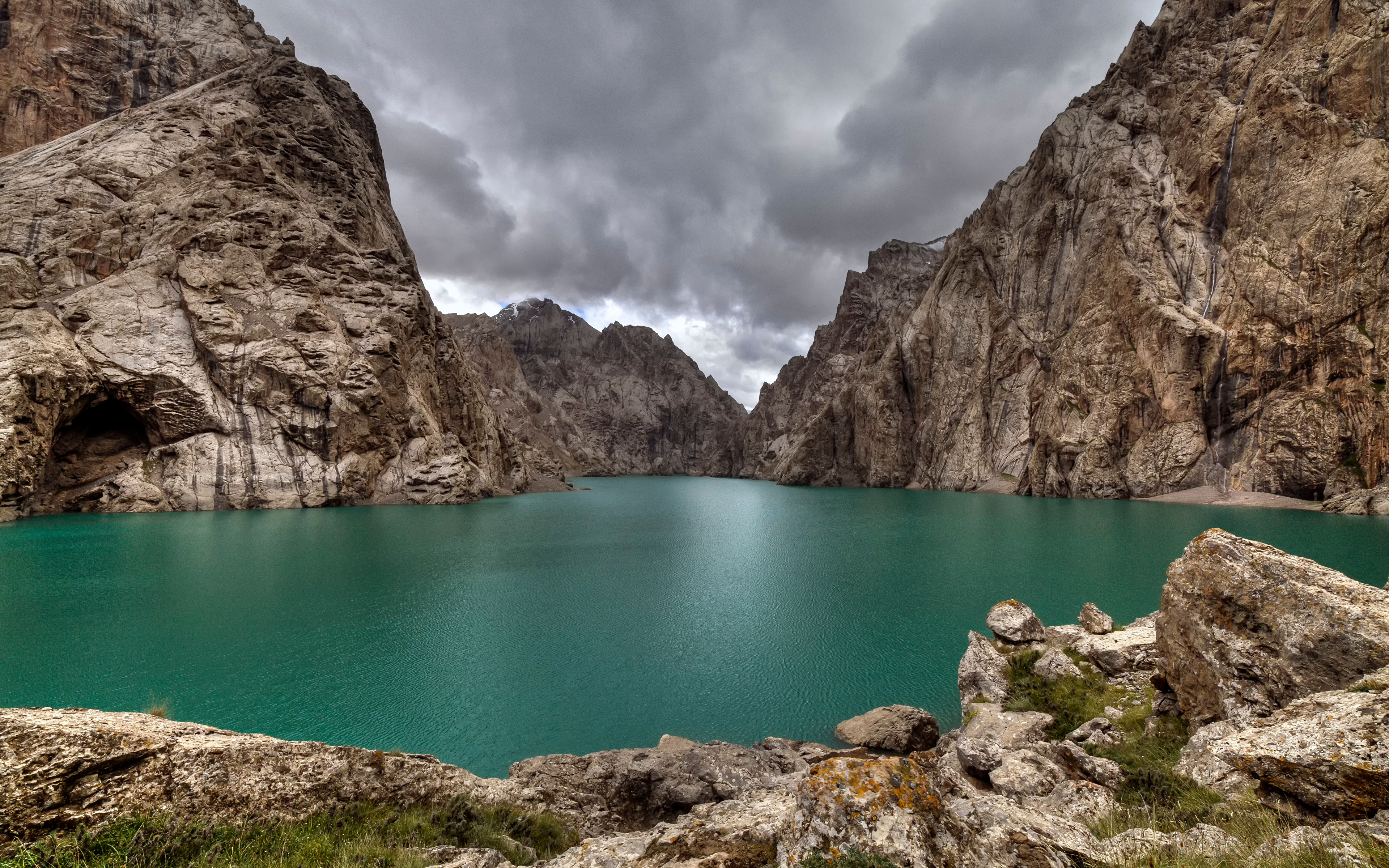 Skrivebordsbakgrunn Lake Kel Suu, Kyrgyzstan Fjell Natur Klippe Innsjø 3840x2400