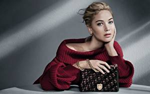 Bureaubladachtergronden Handtas Jennifer Lawrence Dior Trui Kijkt Hand Model Jonge_vrouwen