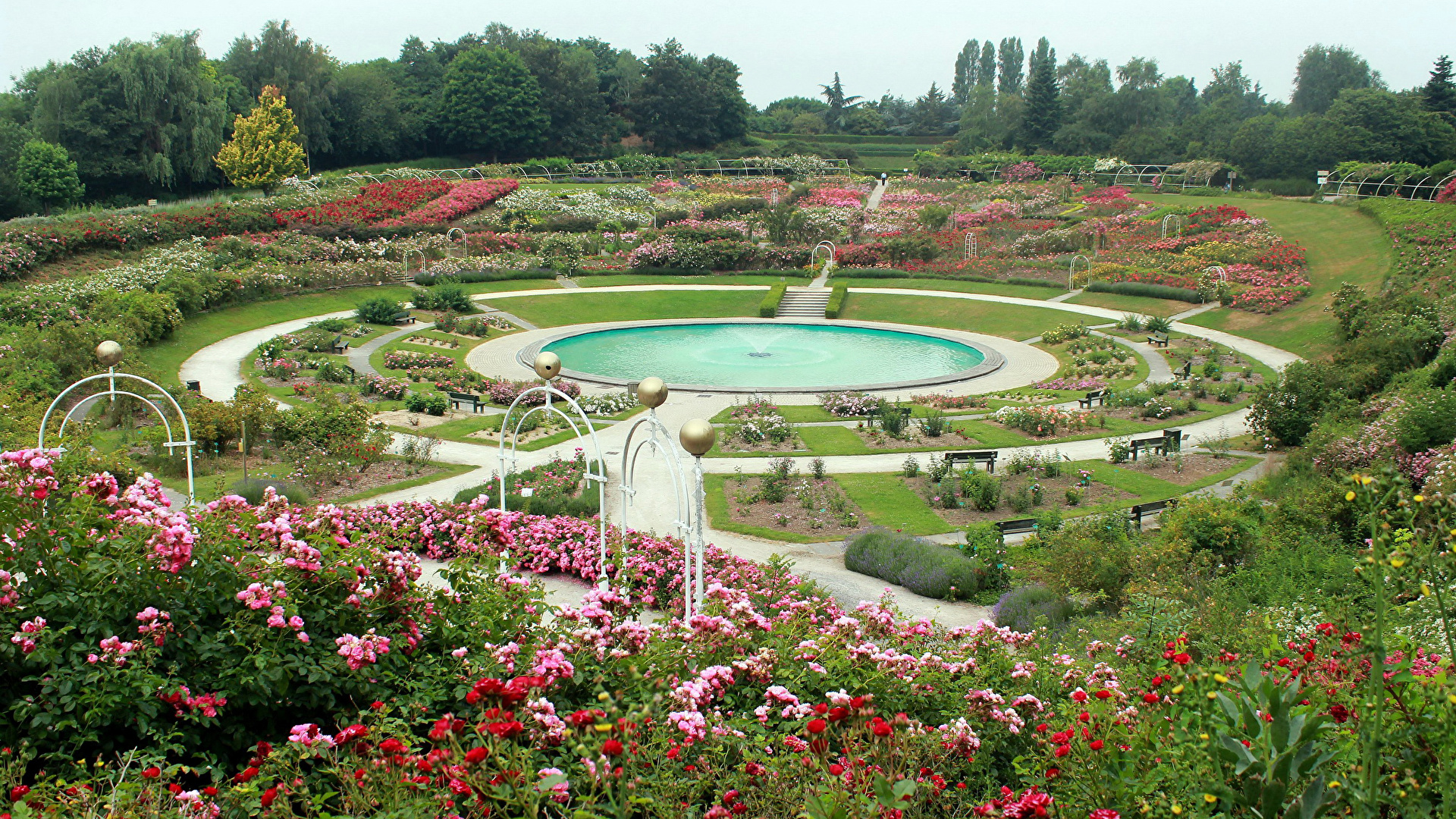 伯纳德·屈米作品：巴黎拉维莱特公园，红色“游乐亭” – 有方